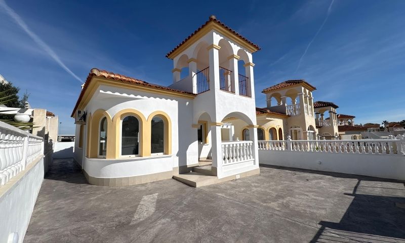 Pool area in villa for sale in Algorfa