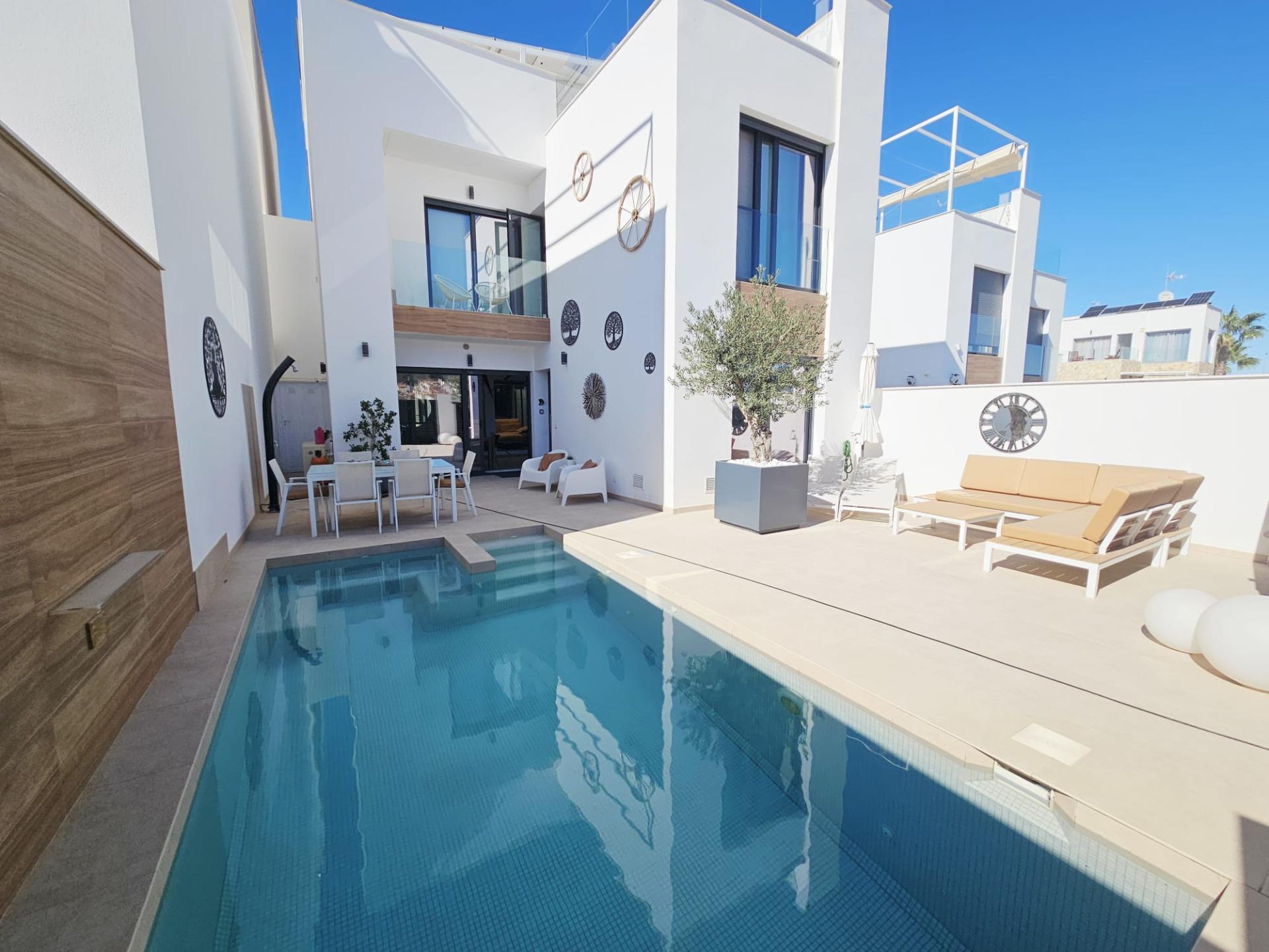 Pool area in villa for sale in Benijofar