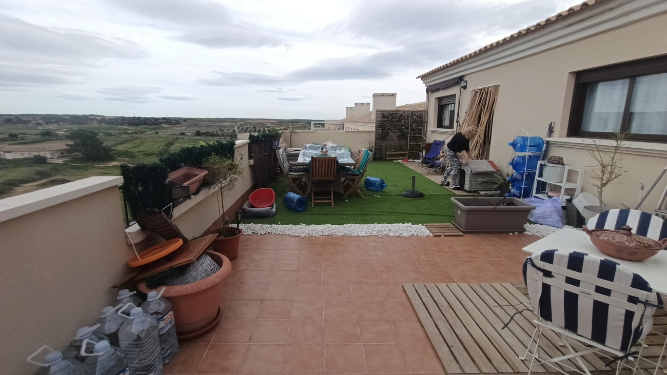 Spacious Penthouse Apartment with Expansive Terrace in SucinaThis bright and spacious penthouse apar