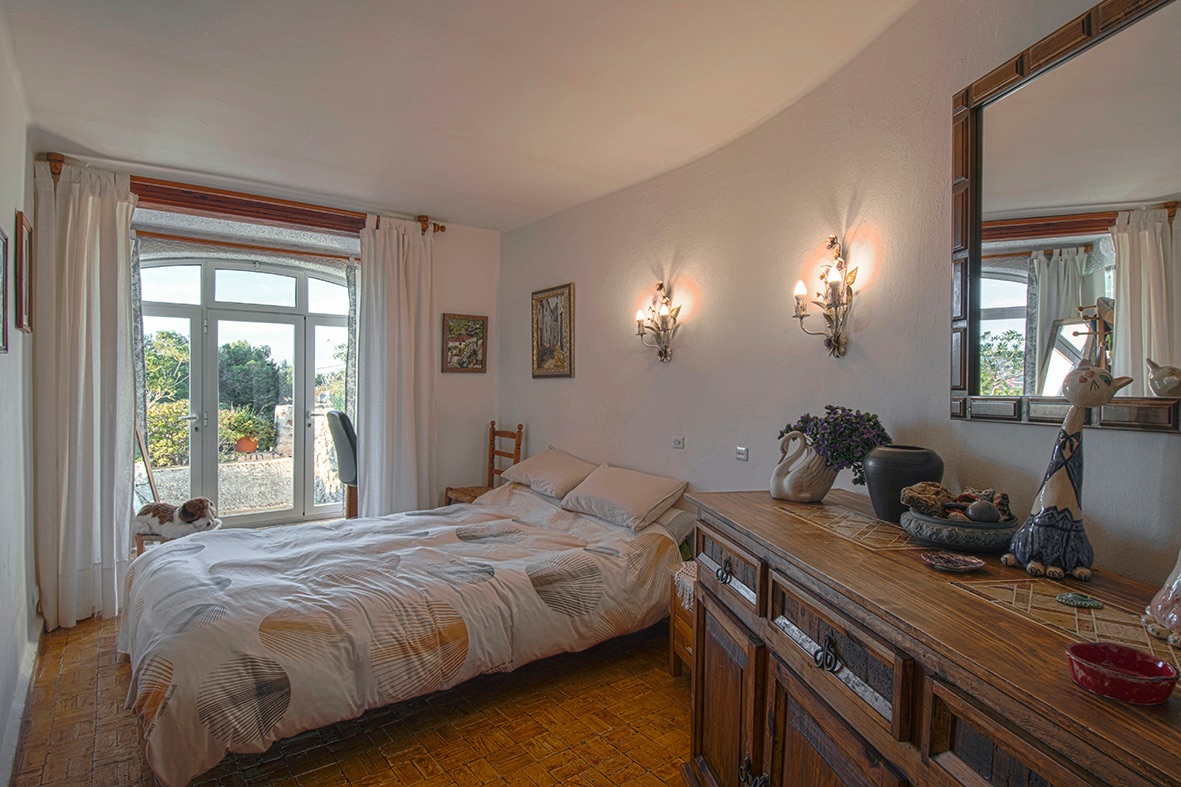Master bedroom in villa for sale in javea