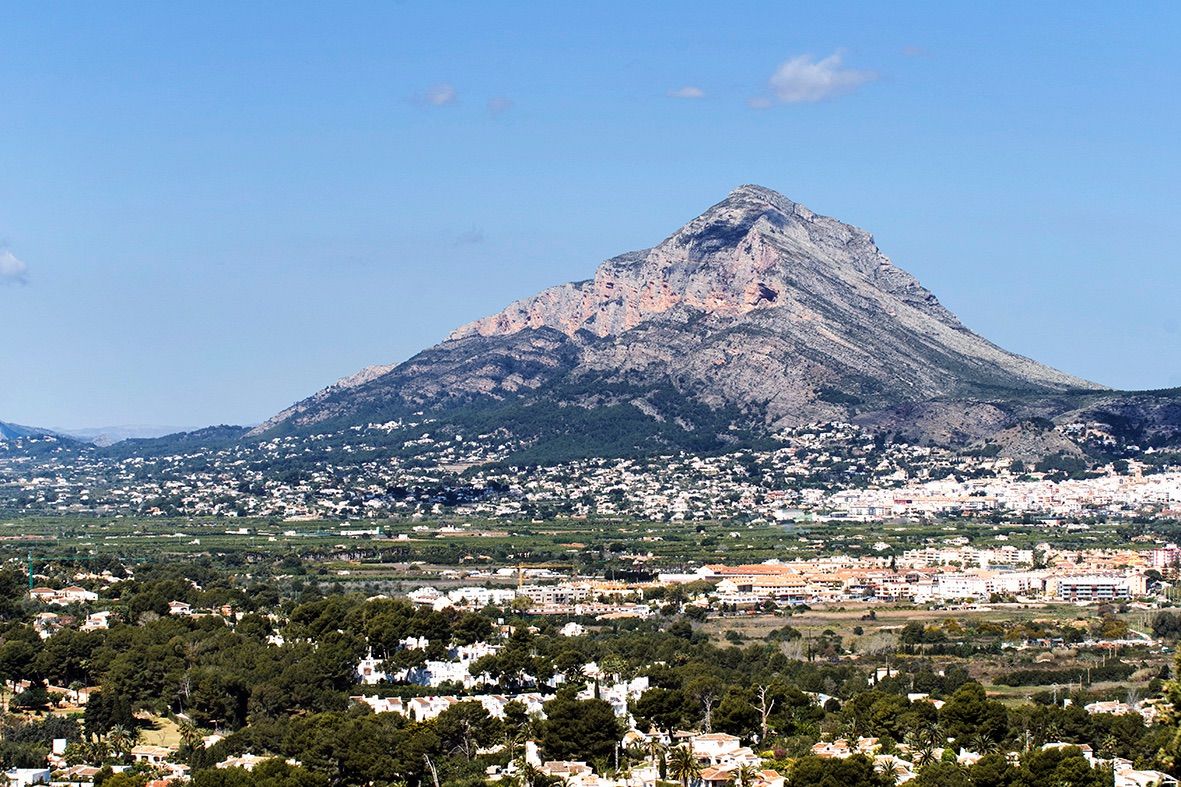 Master bedroom in villa for sale in javea