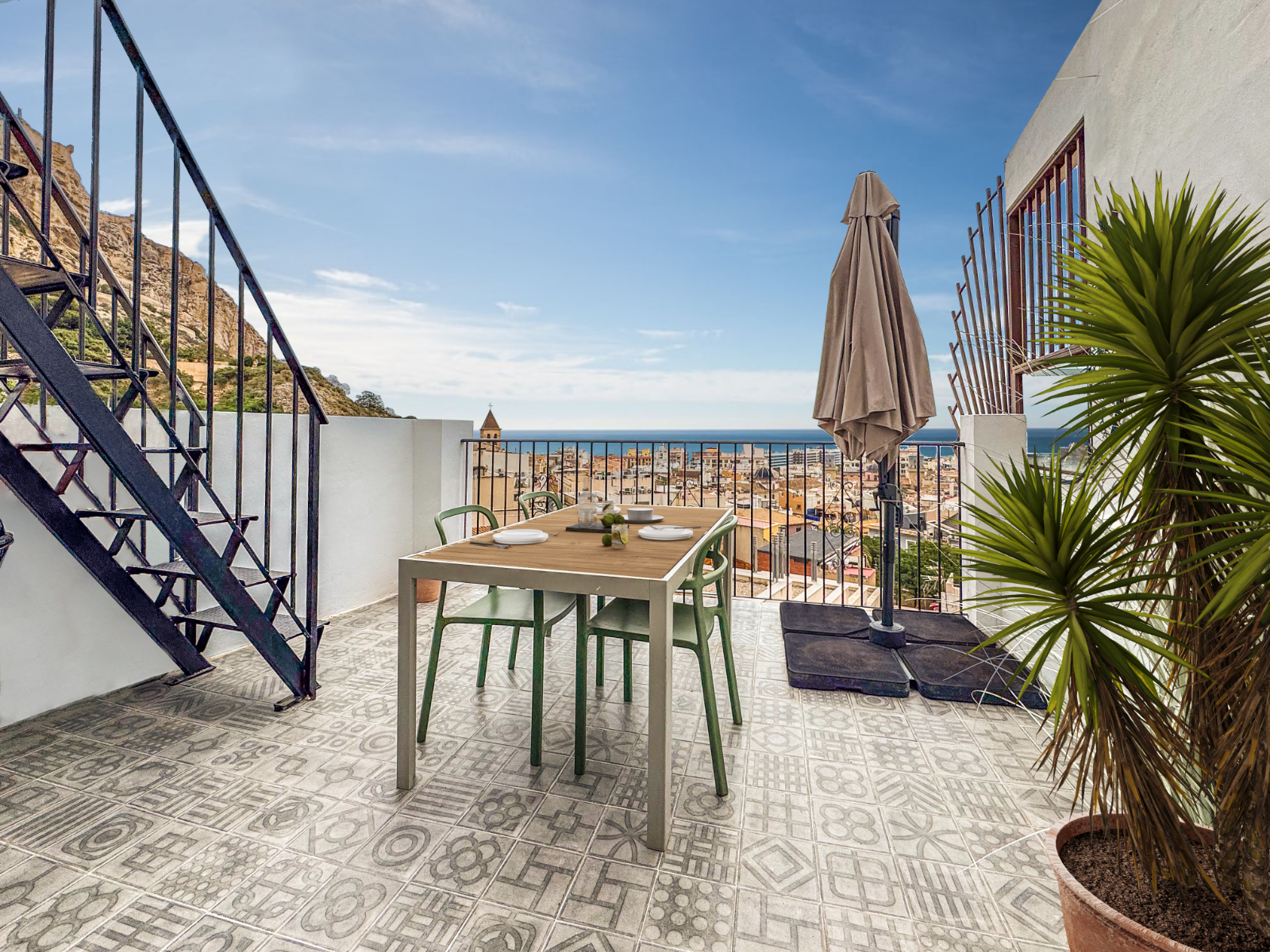Tourist house with sea views and high rental yield in Alicante Old Town Located at the highest point