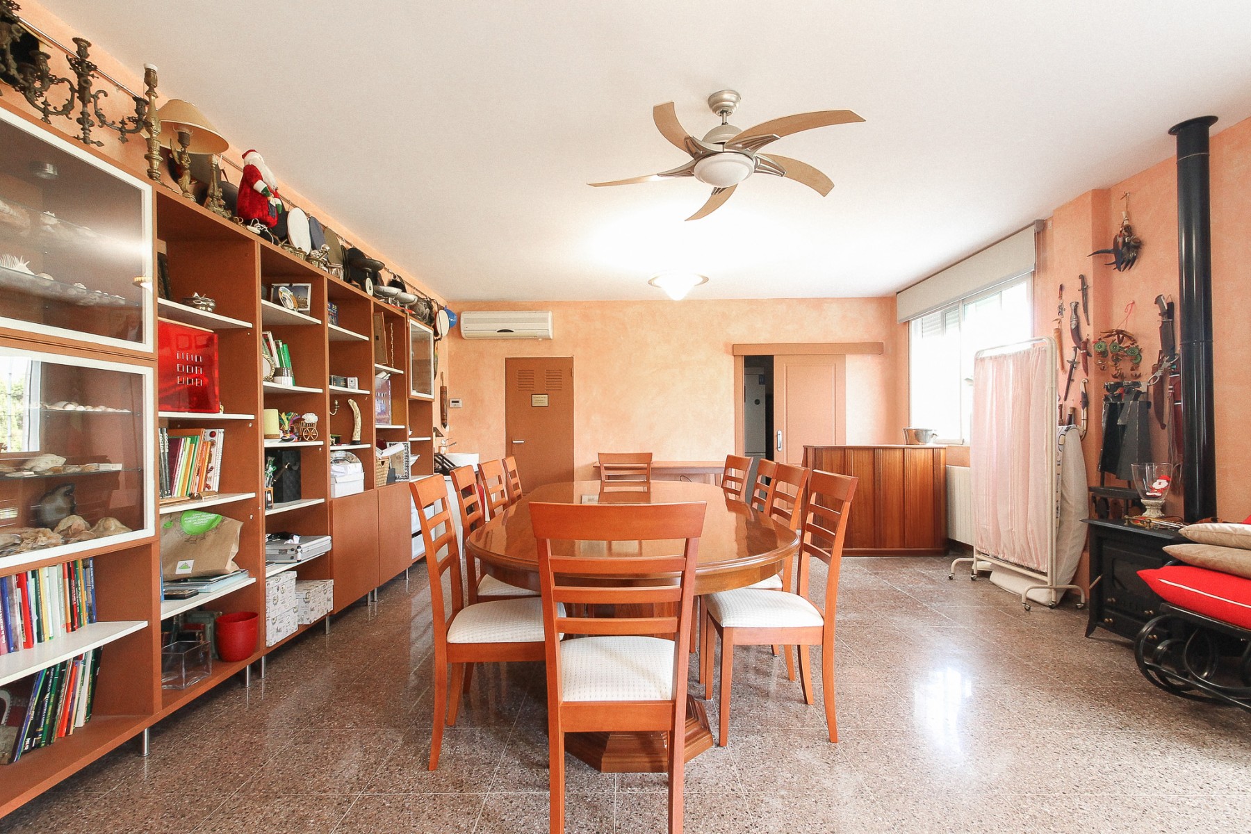 Pool area in villa for sale in San Vicente del Raspeig
