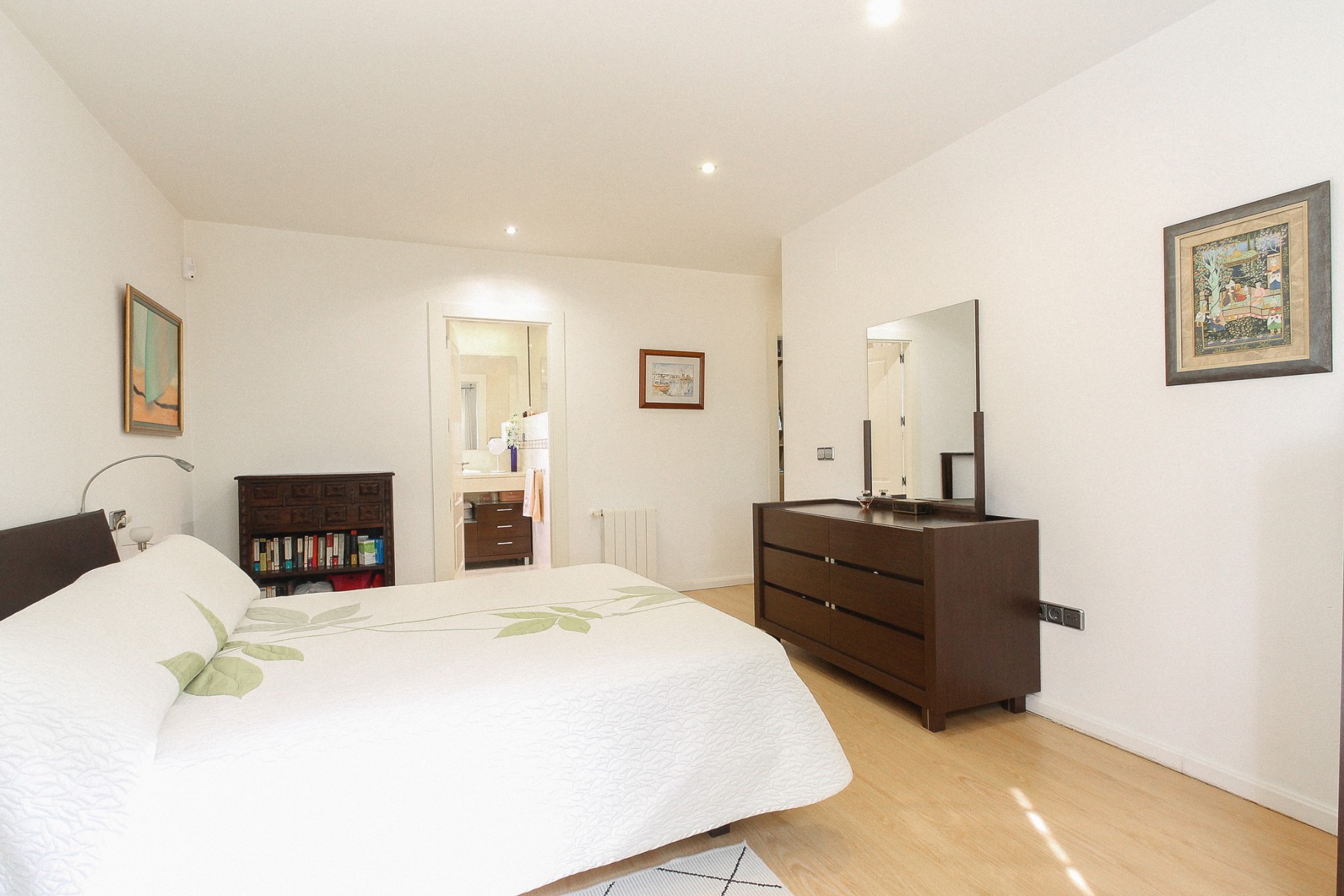 Master bedroom in villa for sale in San Vicente del Raspeig