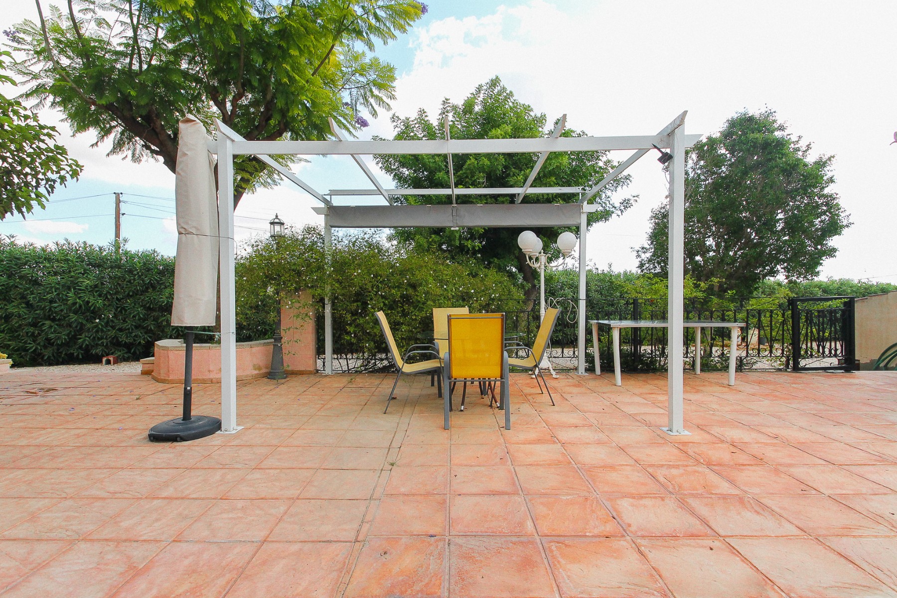 Pool area in villa for sale in San Vicente del Raspeig