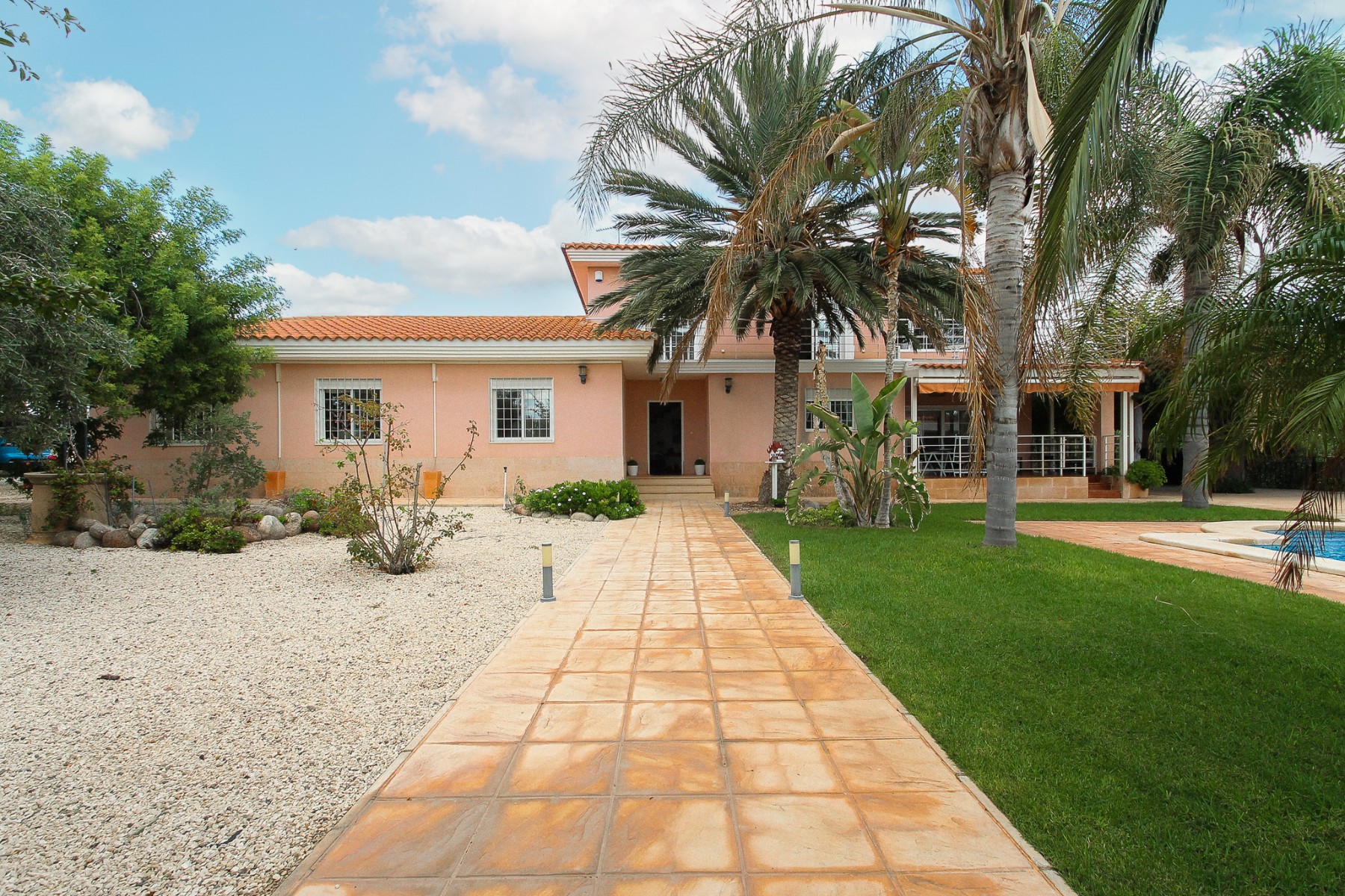 Pool area in villa for sale in San Vicente del Raspeig