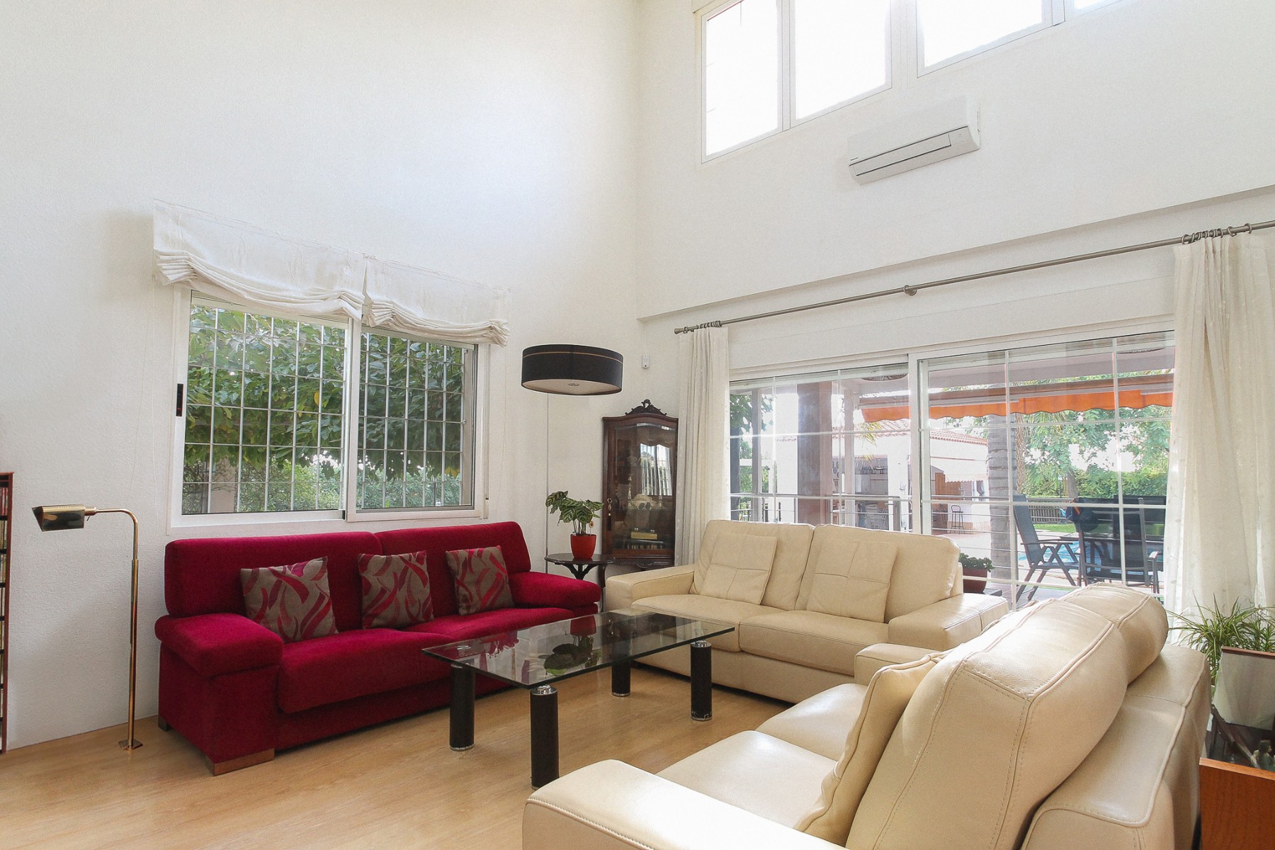 Bedroom in villa for sale in San Vicente del Raspeig