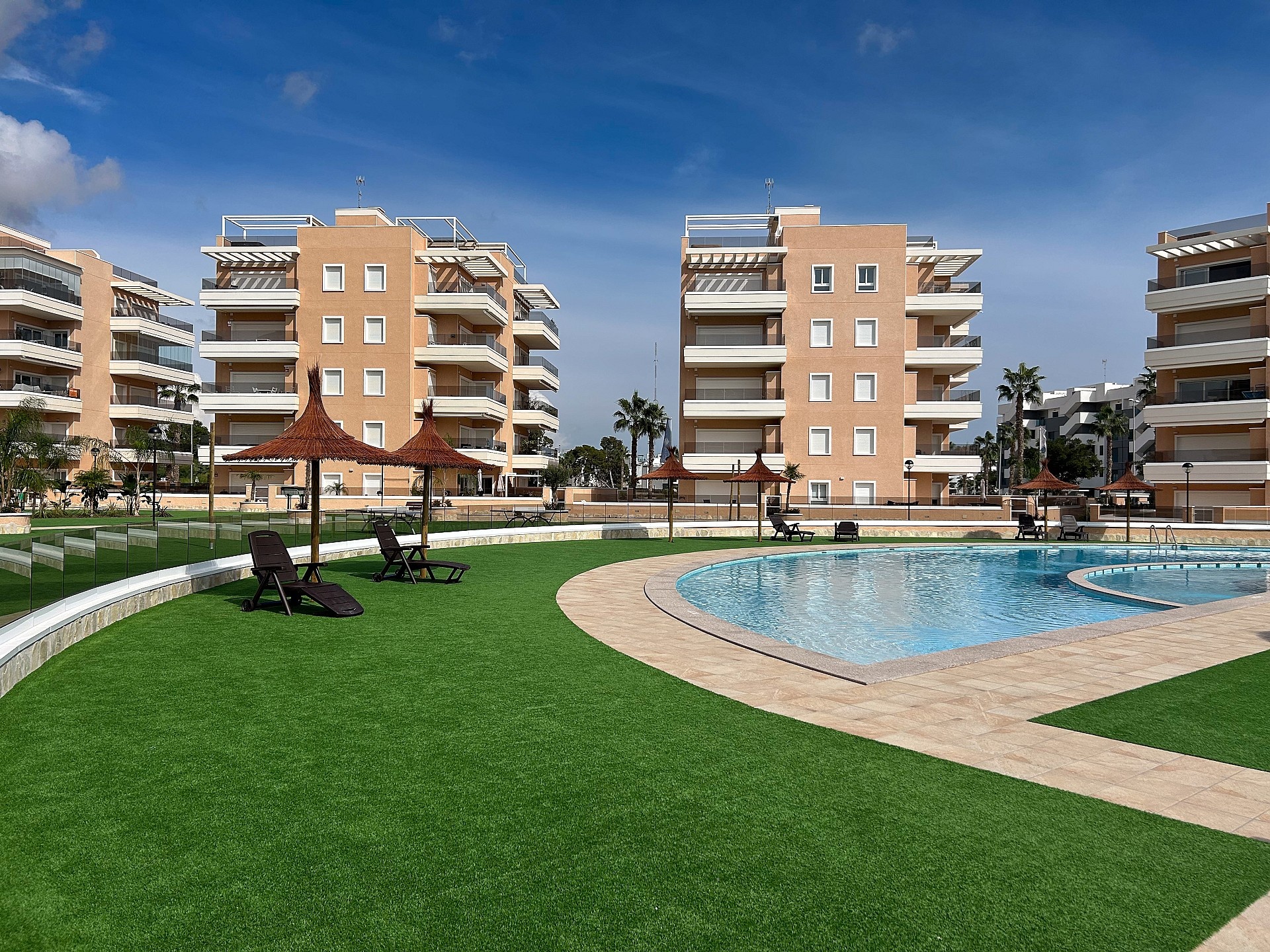Bedroom in apartment for sale in El Raso