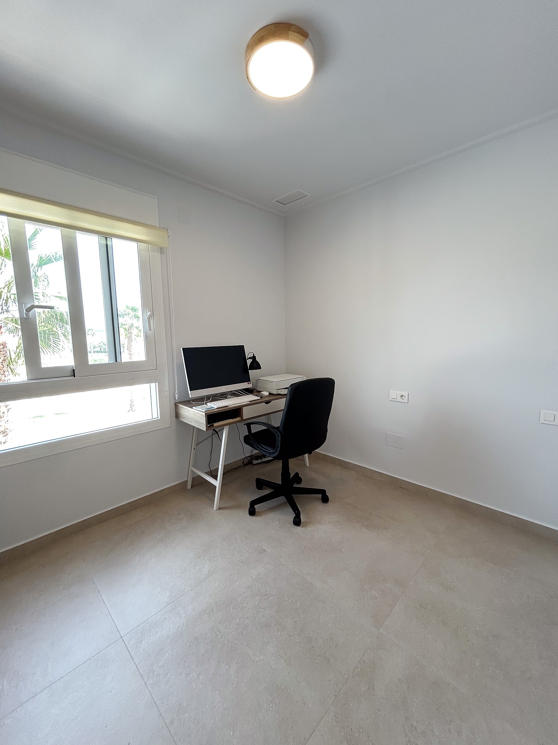 Bedroom in apartment for sale in El Raso