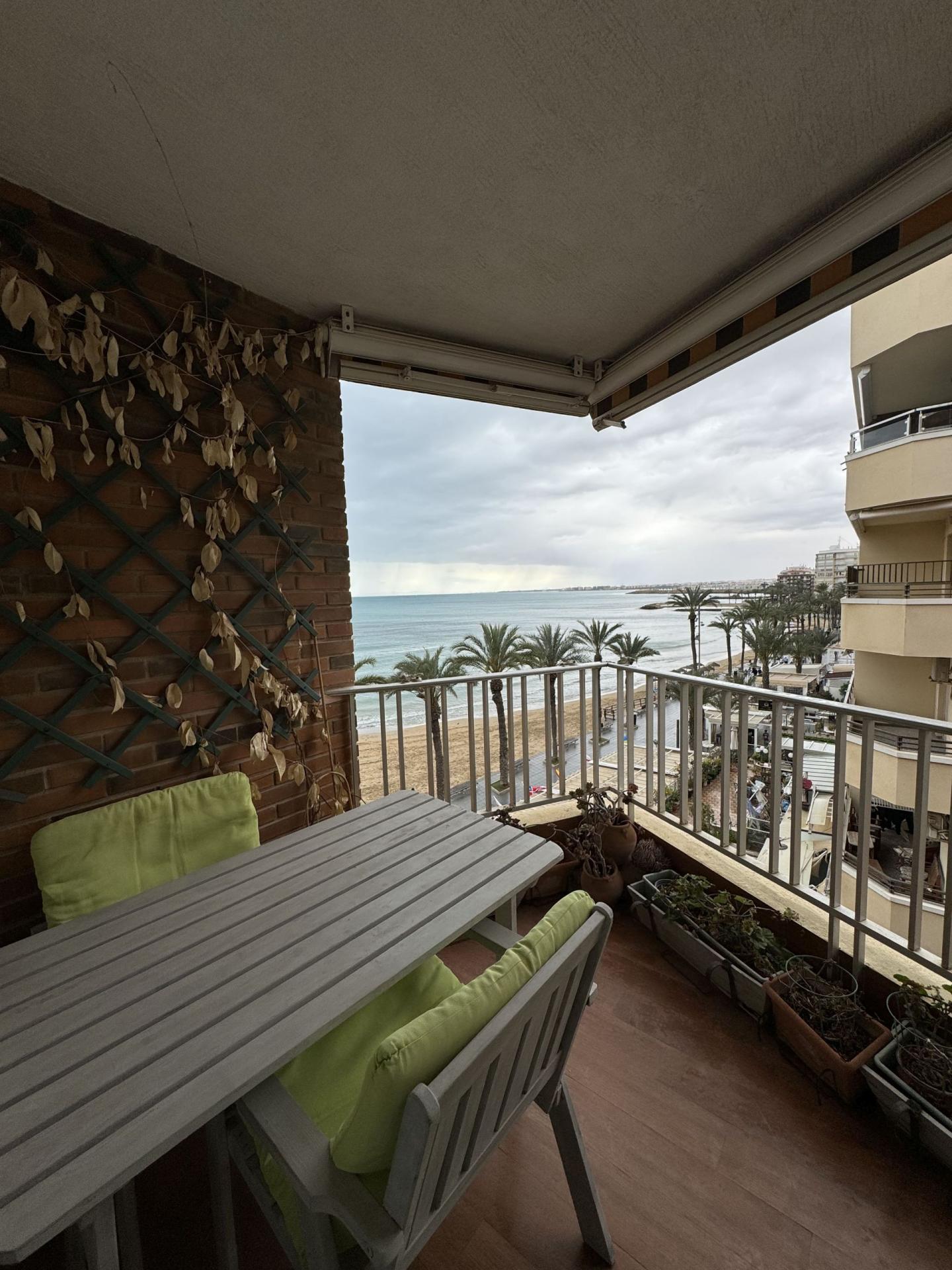 This is your chance to live close to the sea in a stylishly and comfortably renovated flat