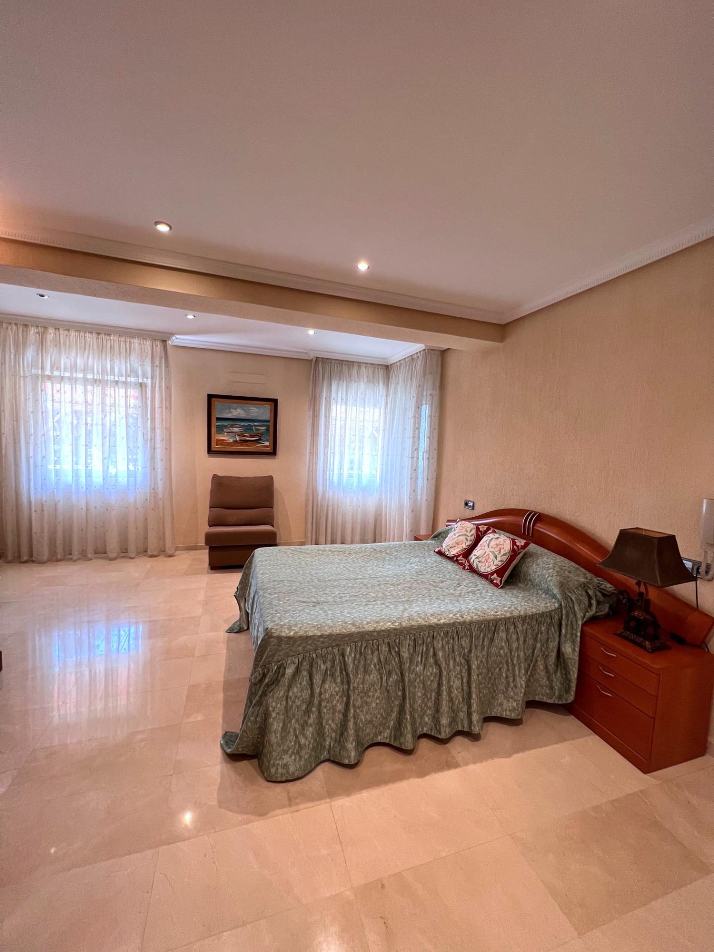 Bedroom in duplex for sale in Torrevieja