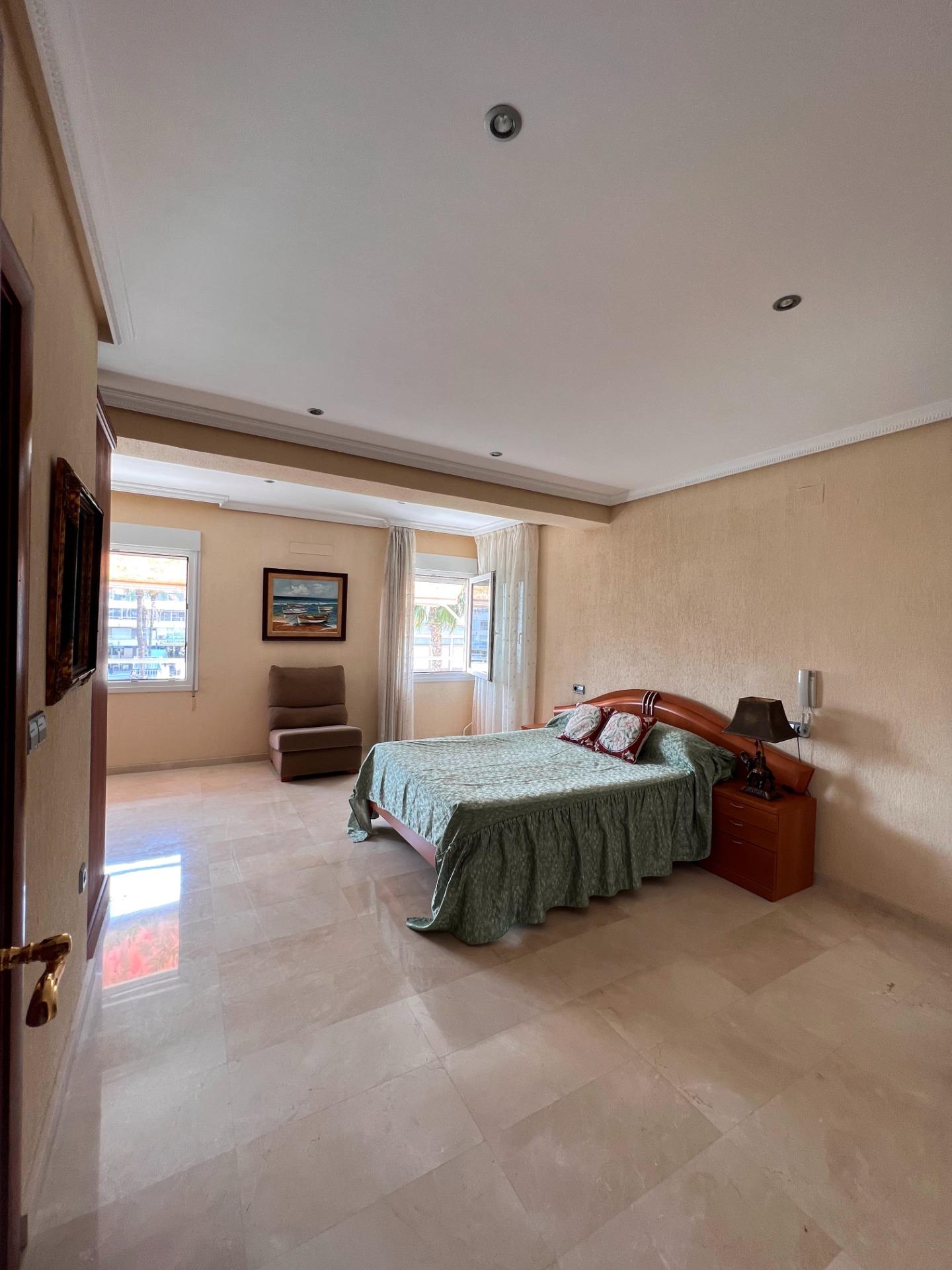 Bedroom in duplex for sale in Torrevieja