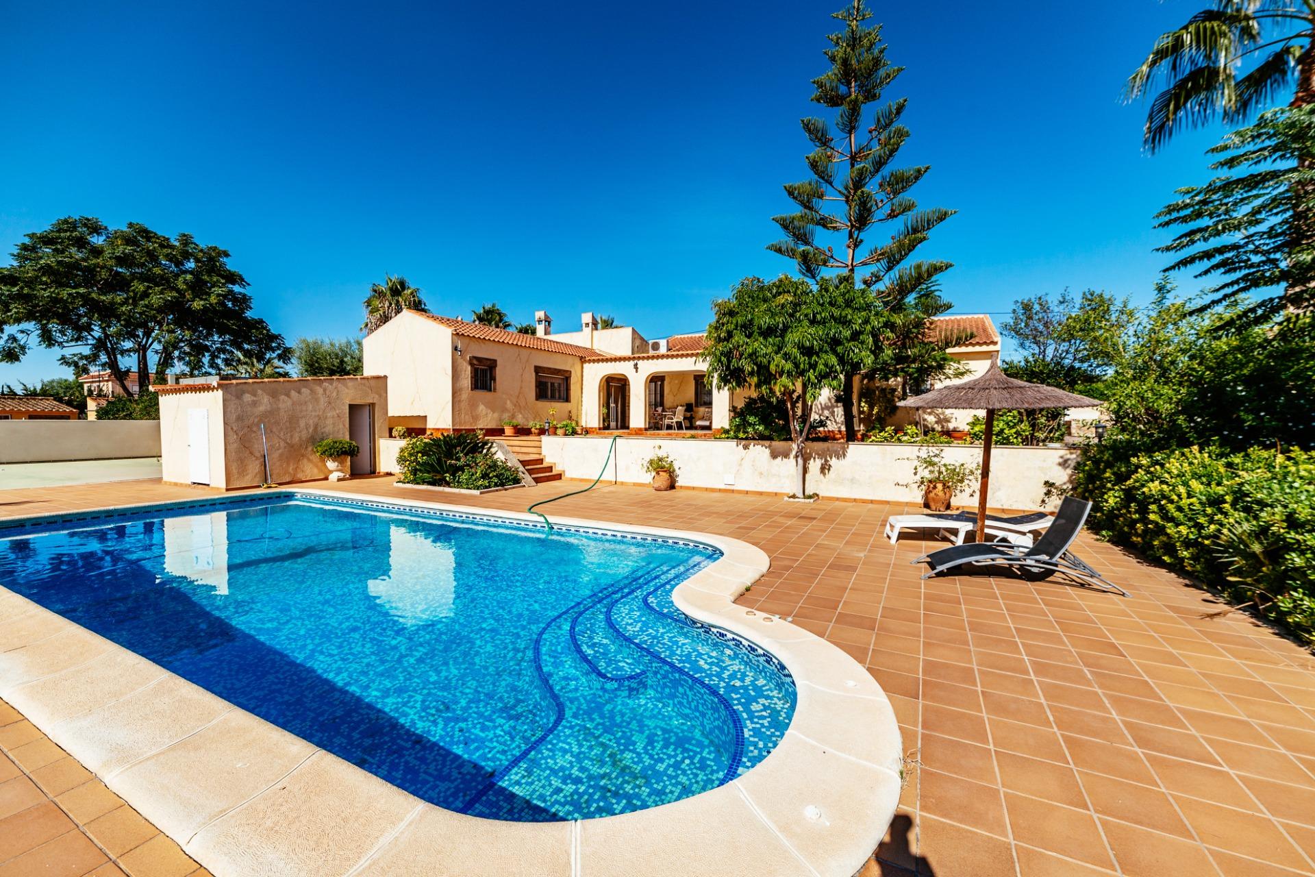 Villa with land fruit-trees for sale in Los Montesinos (Alicante)