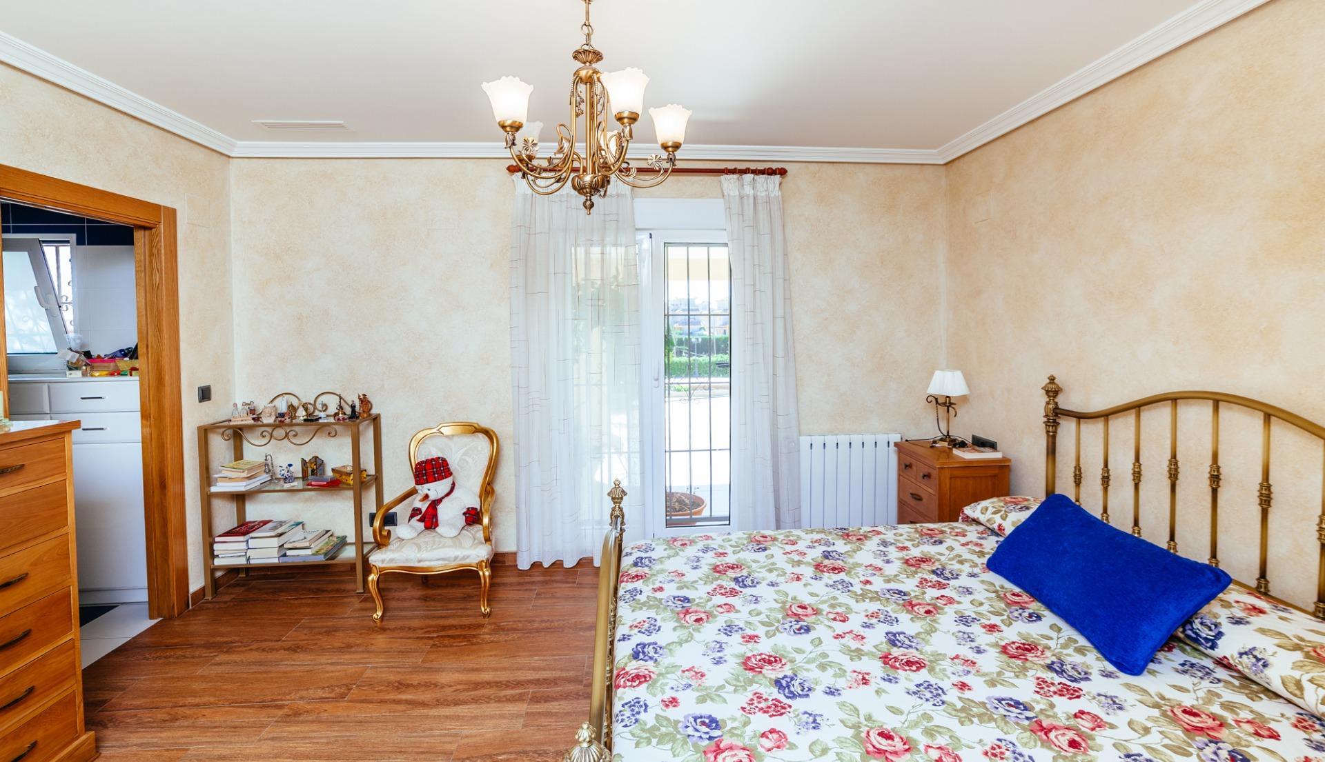 Bedroom in villa for sale in Los Montesinos