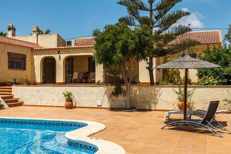 Villa with land fruit-trees for sale in Los Montesinos (Alicante)