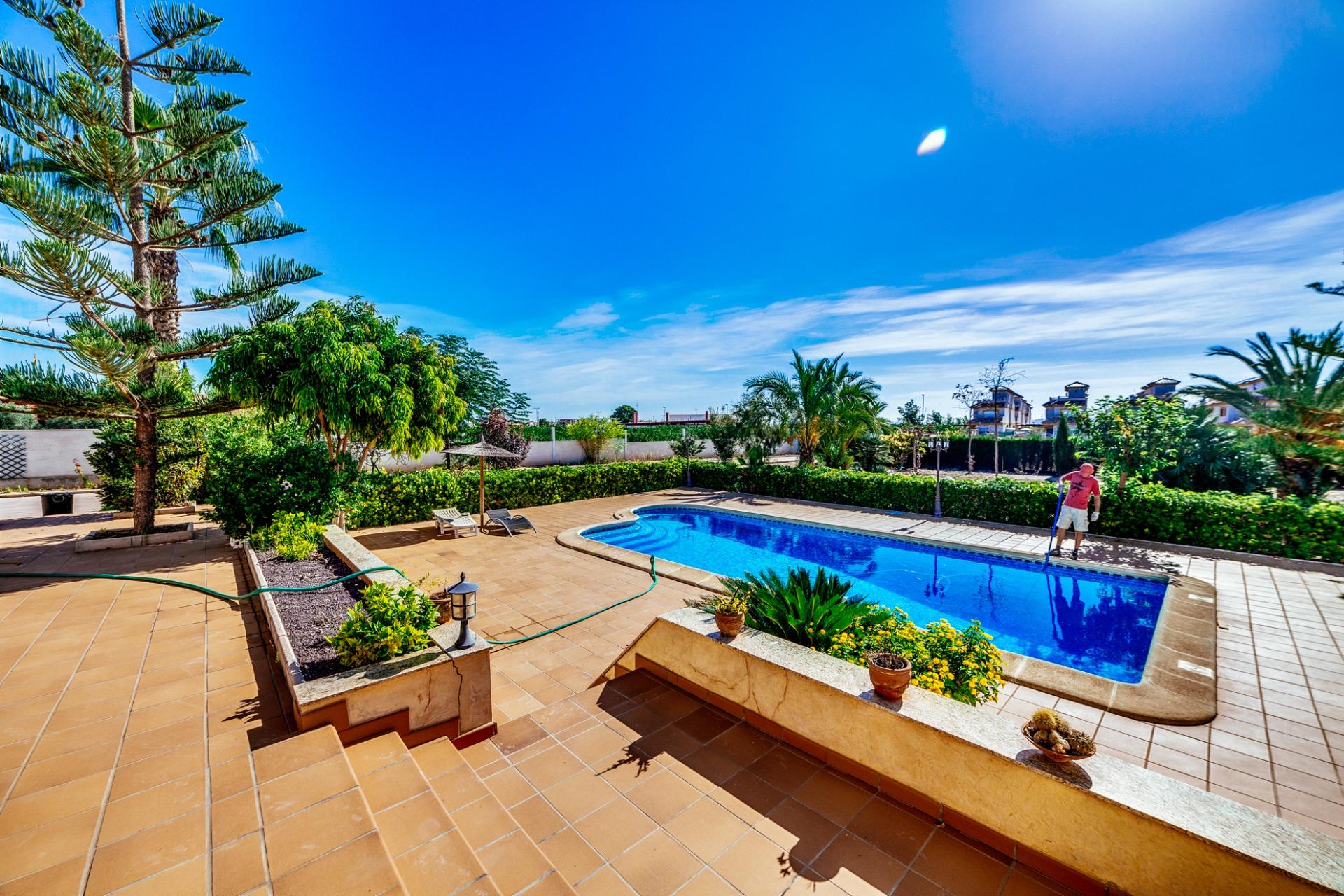 Villa with land fruit-trees for sale in Los Montesinos (Alicante)