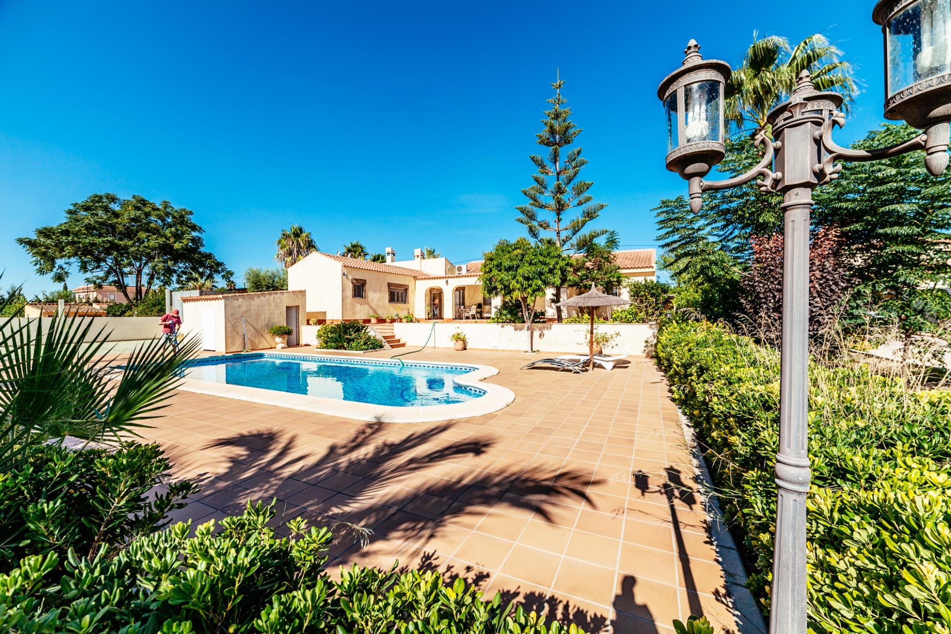 Villa with land fruit-trees for sale in Los Montesinos (Alicante)