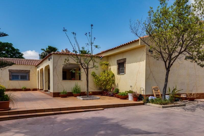 Pool area in villa for sale in Los Montesinos