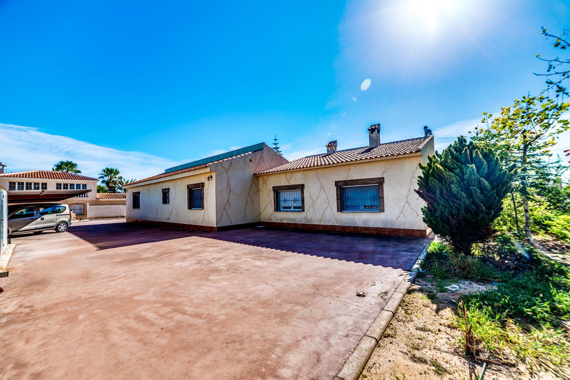Garden in villa for sale in Los Montesinos