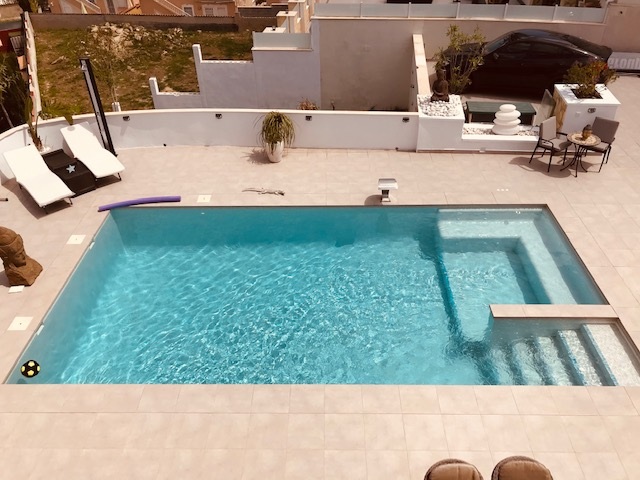 Master bedroom in villa for sale in Rojales