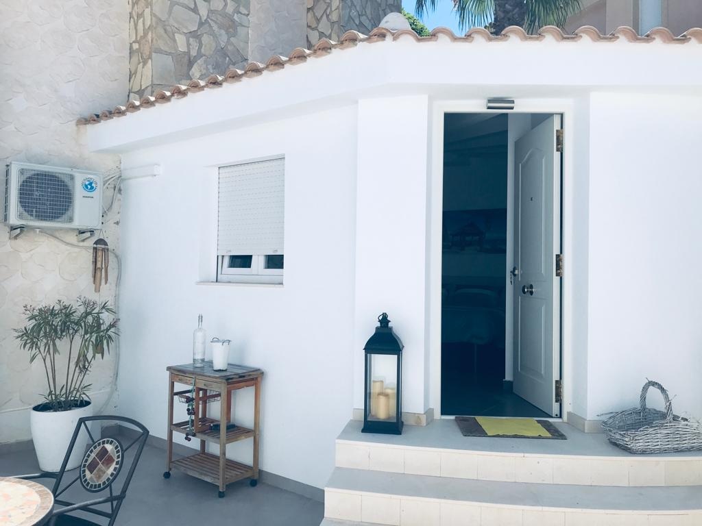 Pool area in villa for sale in Rojales