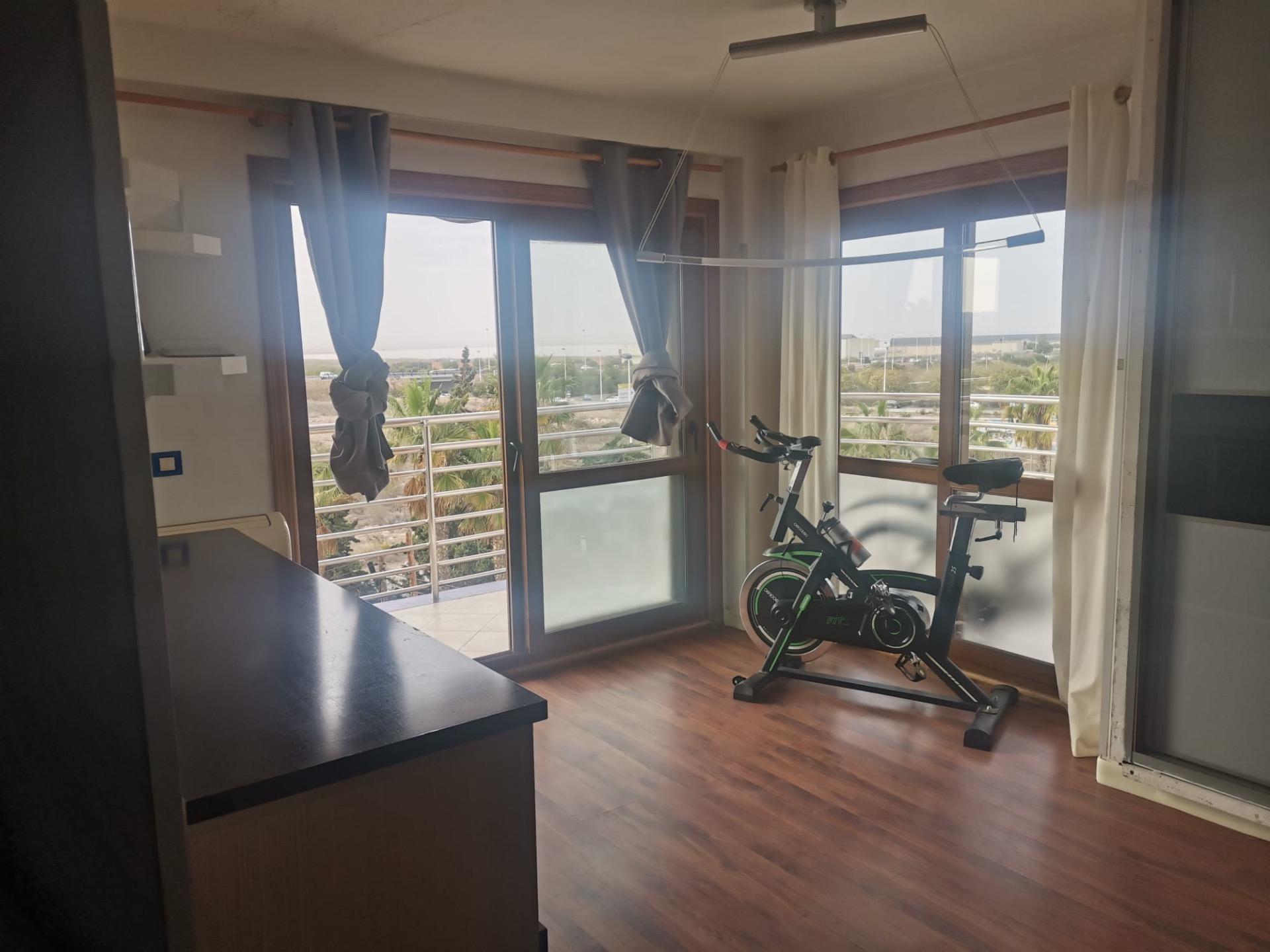 For sale this spacious apartment located in one of the best urbanizations in Torrevieja, Mar Azul
