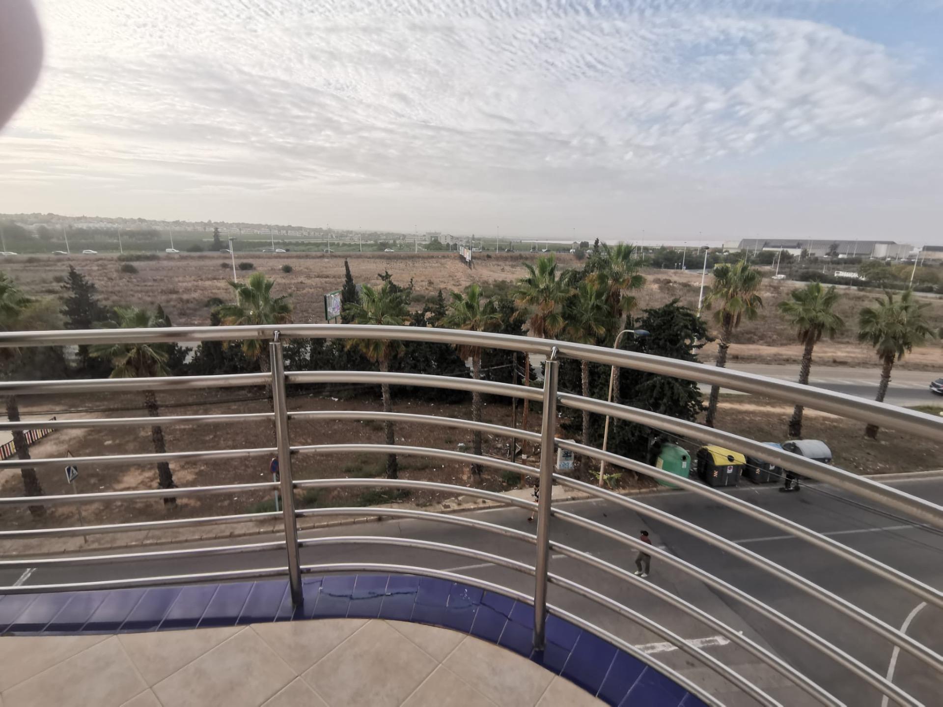 For sale this spacious apartment located in one of the best urbanizations in Torrevieja, Mar Azul