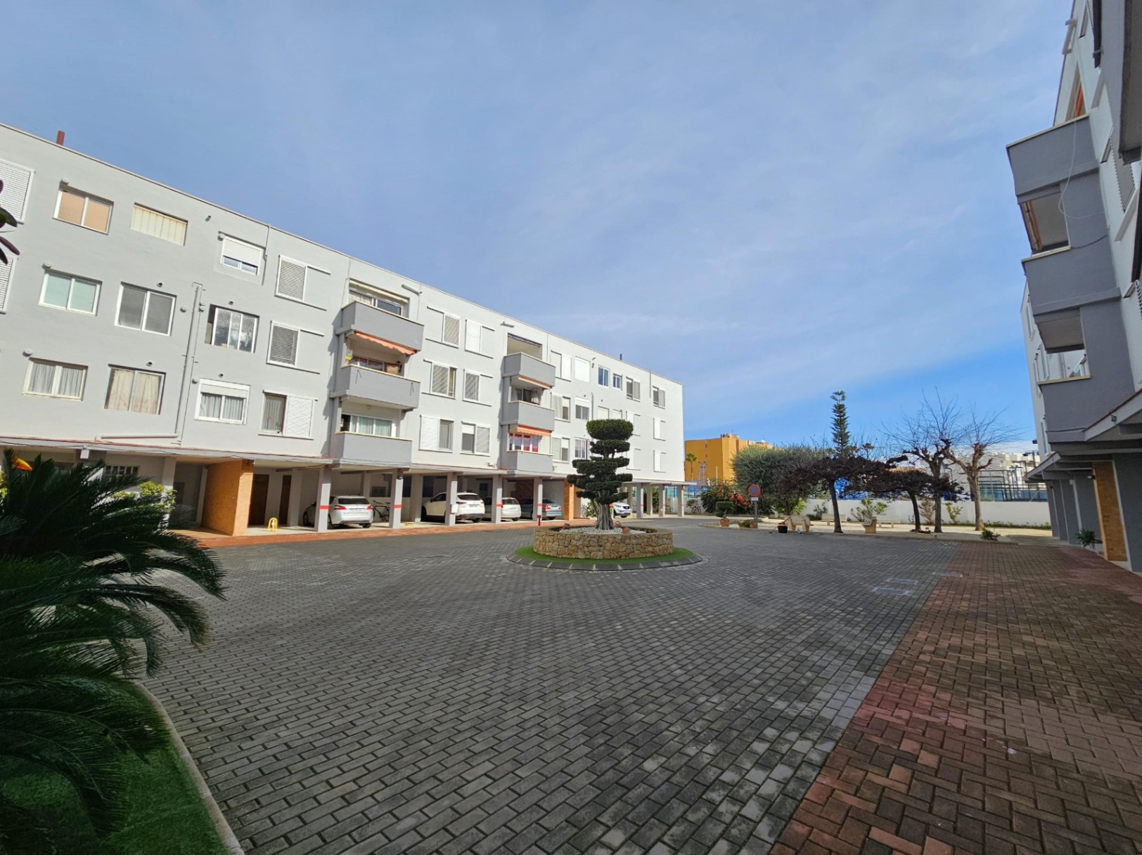 Beautiful flat in the Arenal of Jávea, a few steps from the beach and close to all amenities, this f