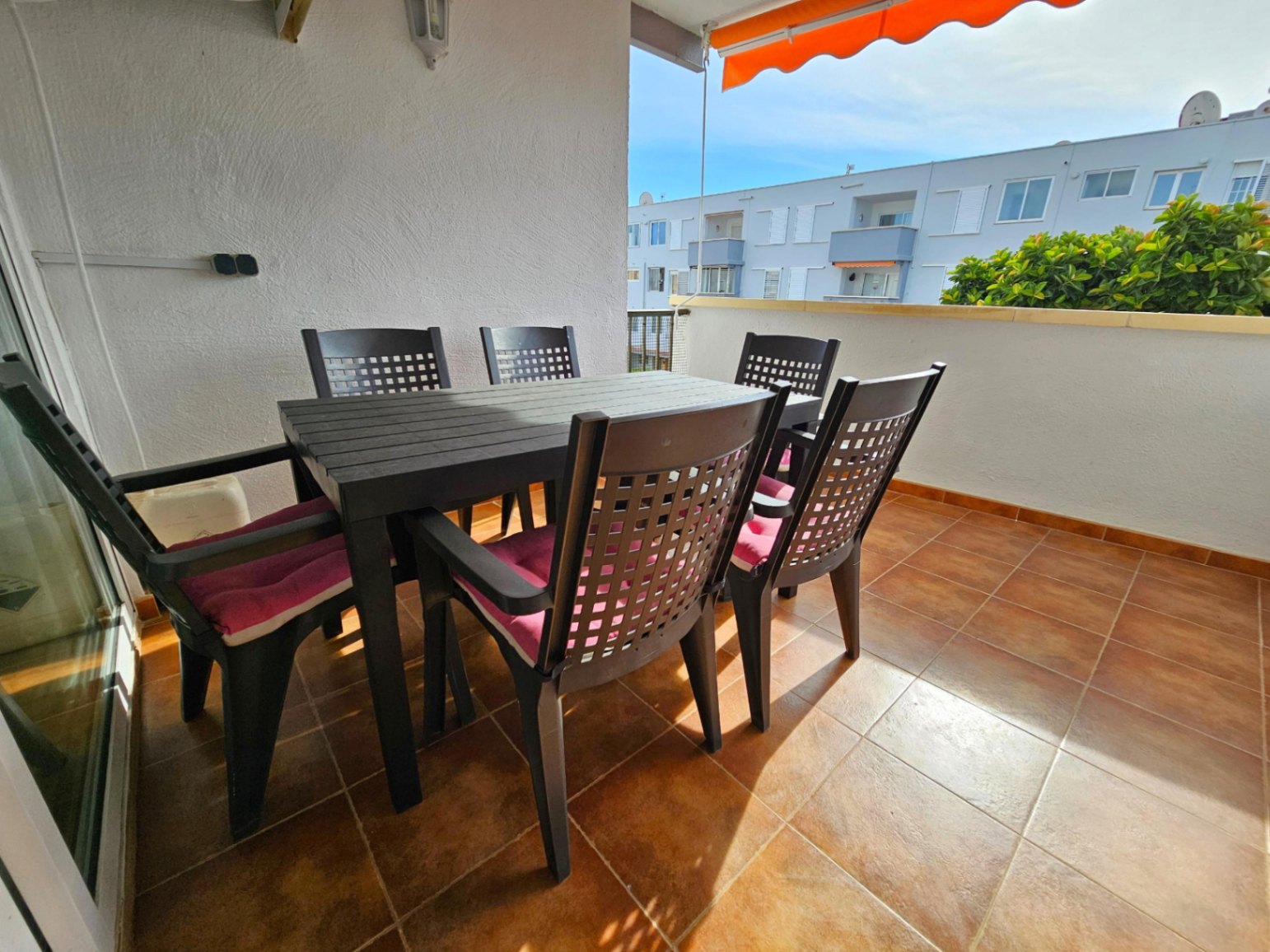 Beautiful flat in the Arenal of Jávea, a few steps from the beach and close to all amenities, this f
