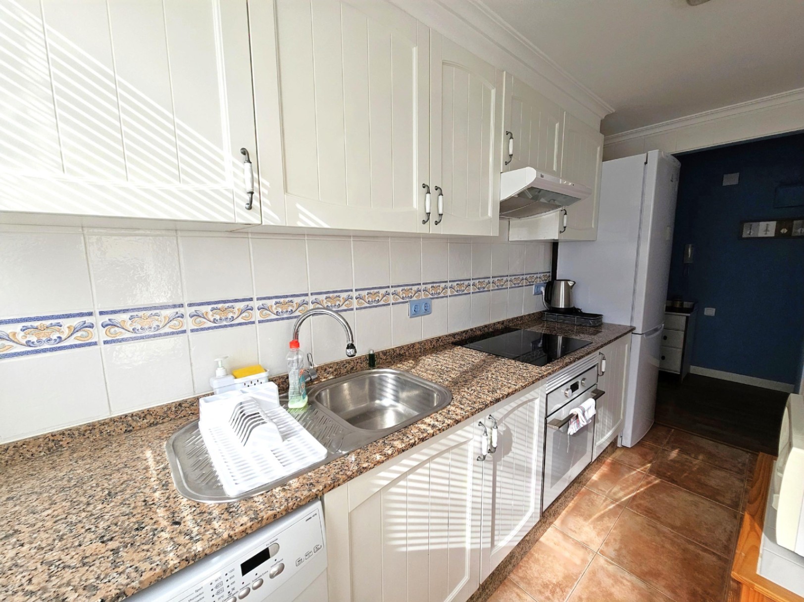 Beautiful flat in the Arenal of Jávea, a few steps from the beach and close to all amenities, this f