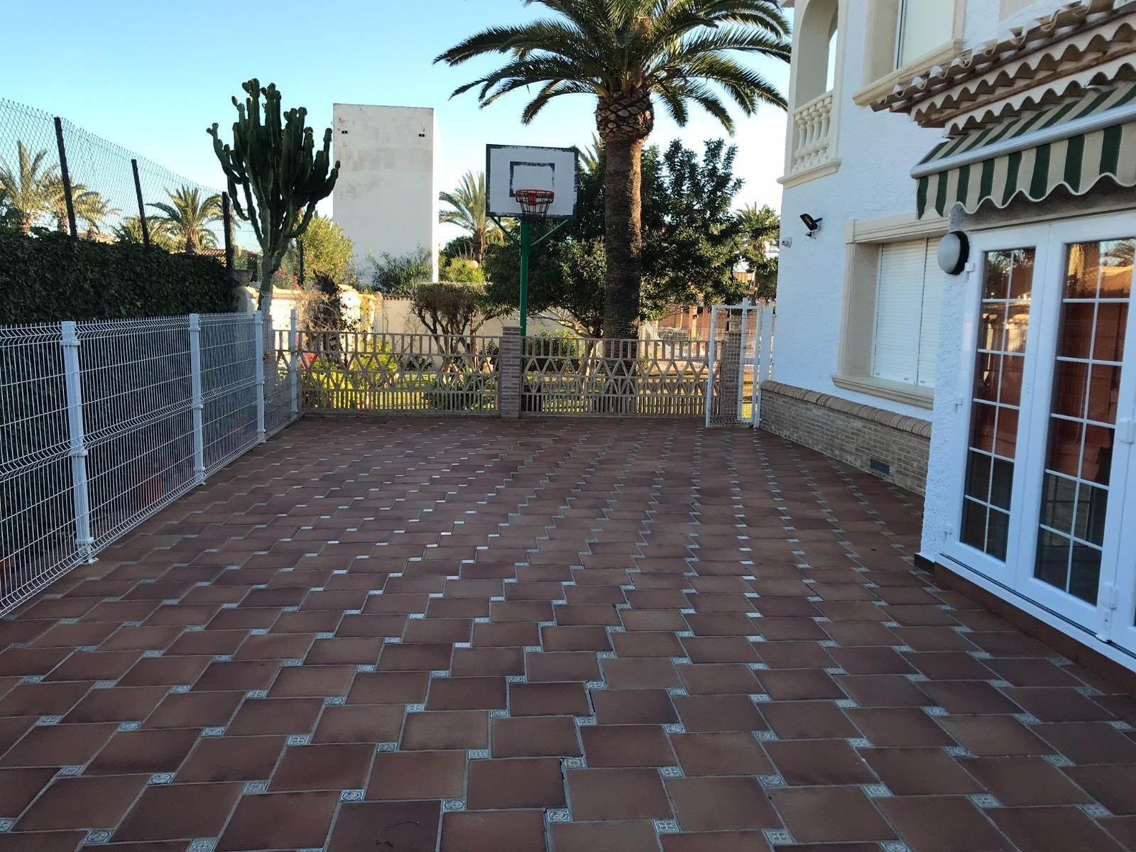 Garden in villa for sale in Orihuela Costa