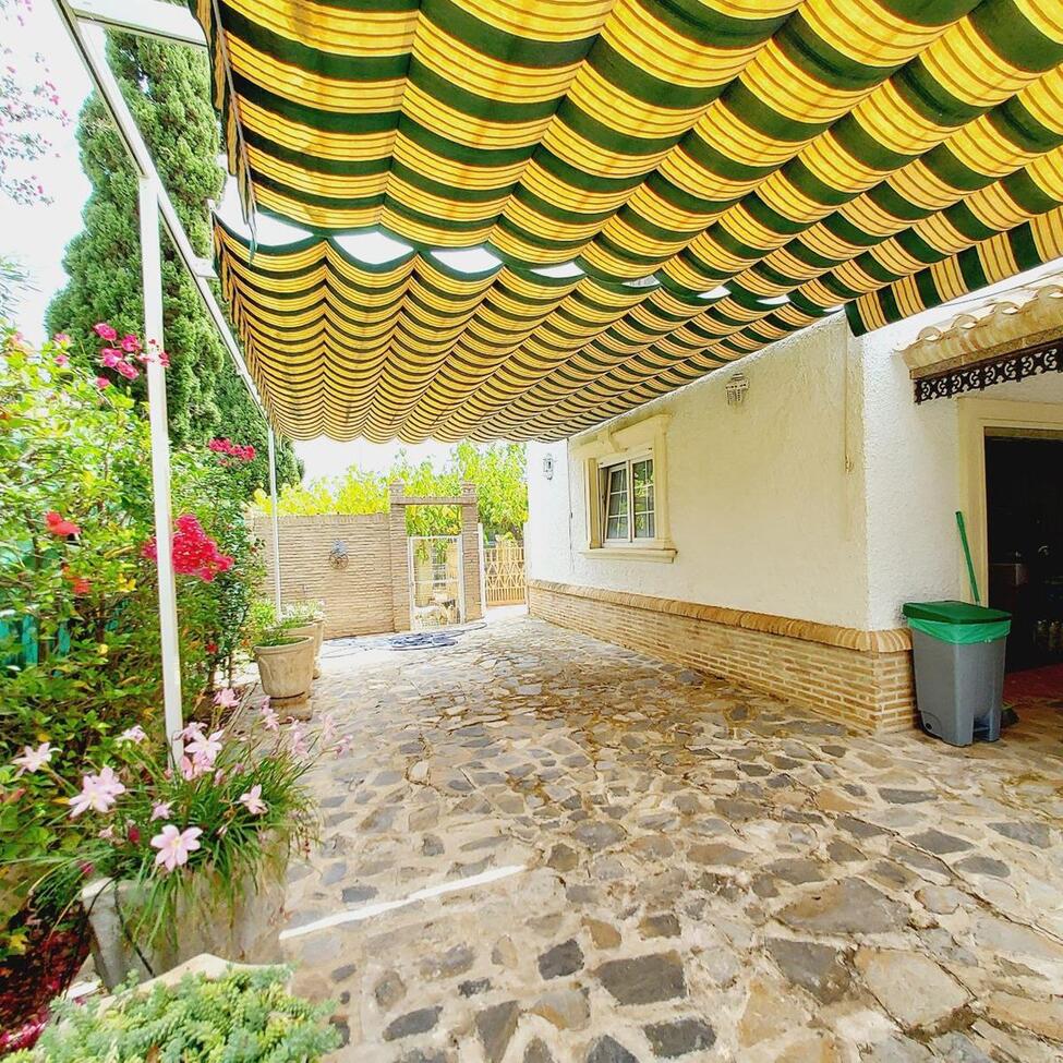 Garden in villa for sale in Orihuela Costa