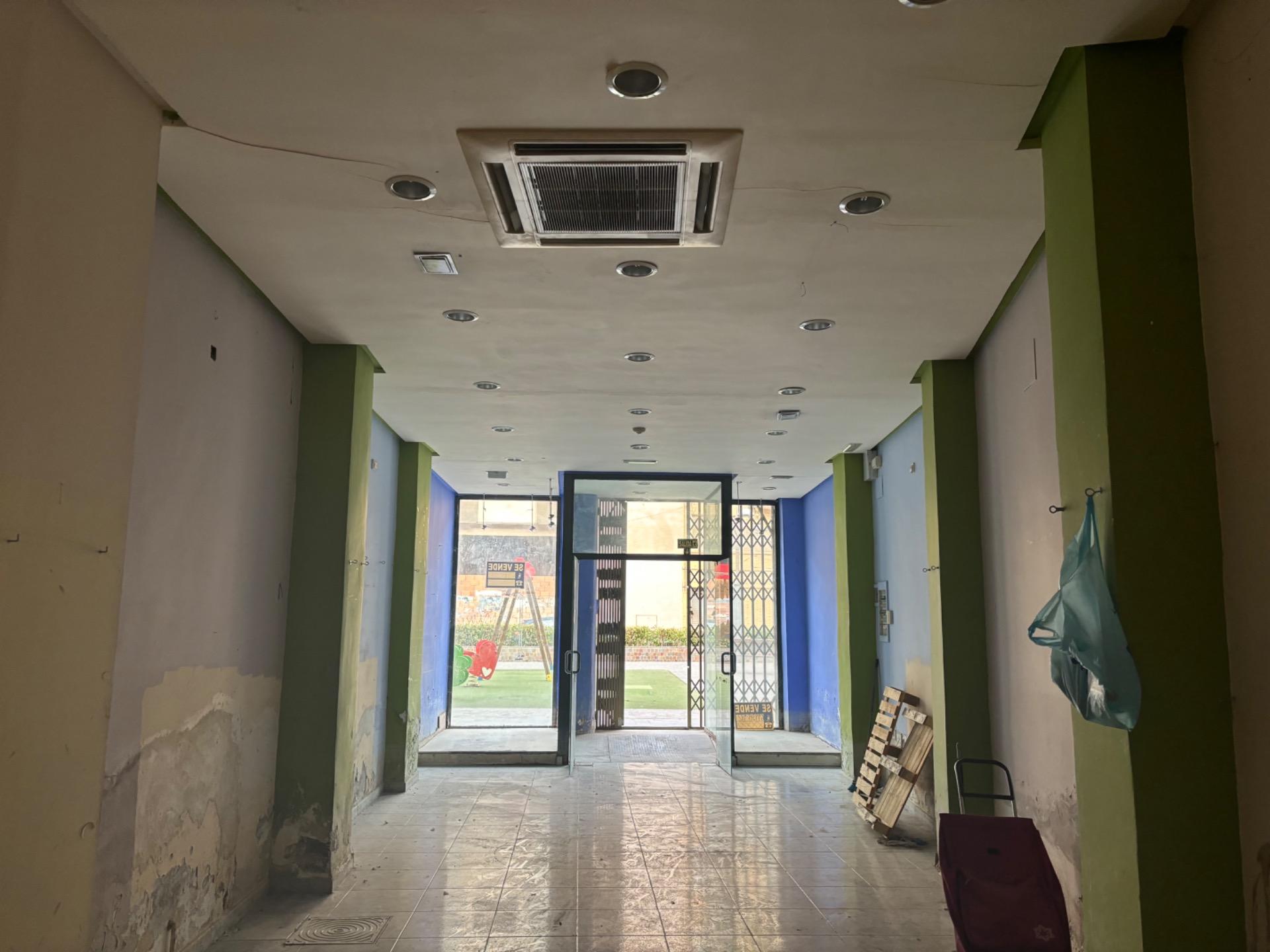 Commercial premises for sale of 100 meters located in a privileged area of Orihuela city