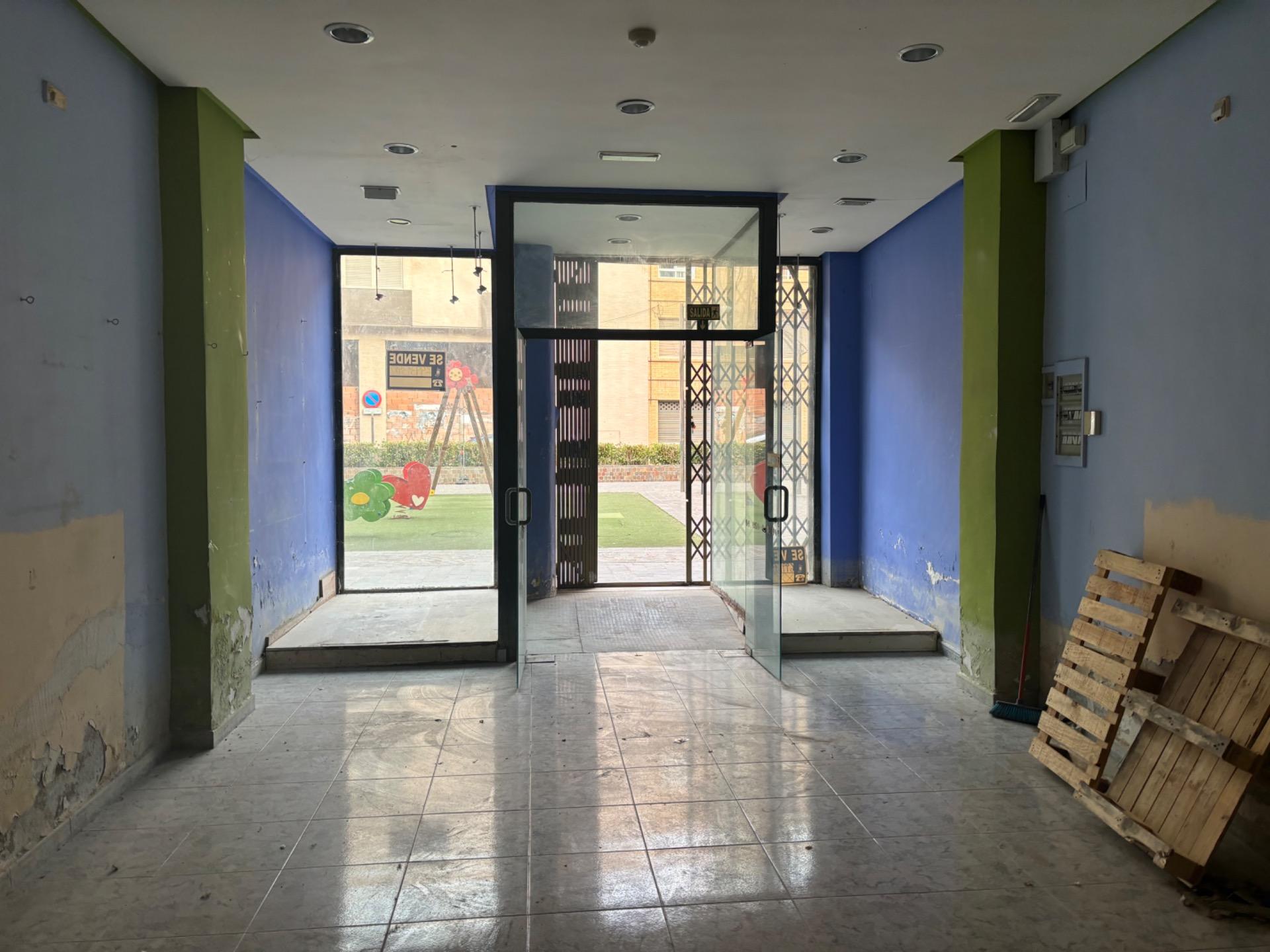 Commercial premises for sale of 100 meters located in a privileged area of Orihuela city