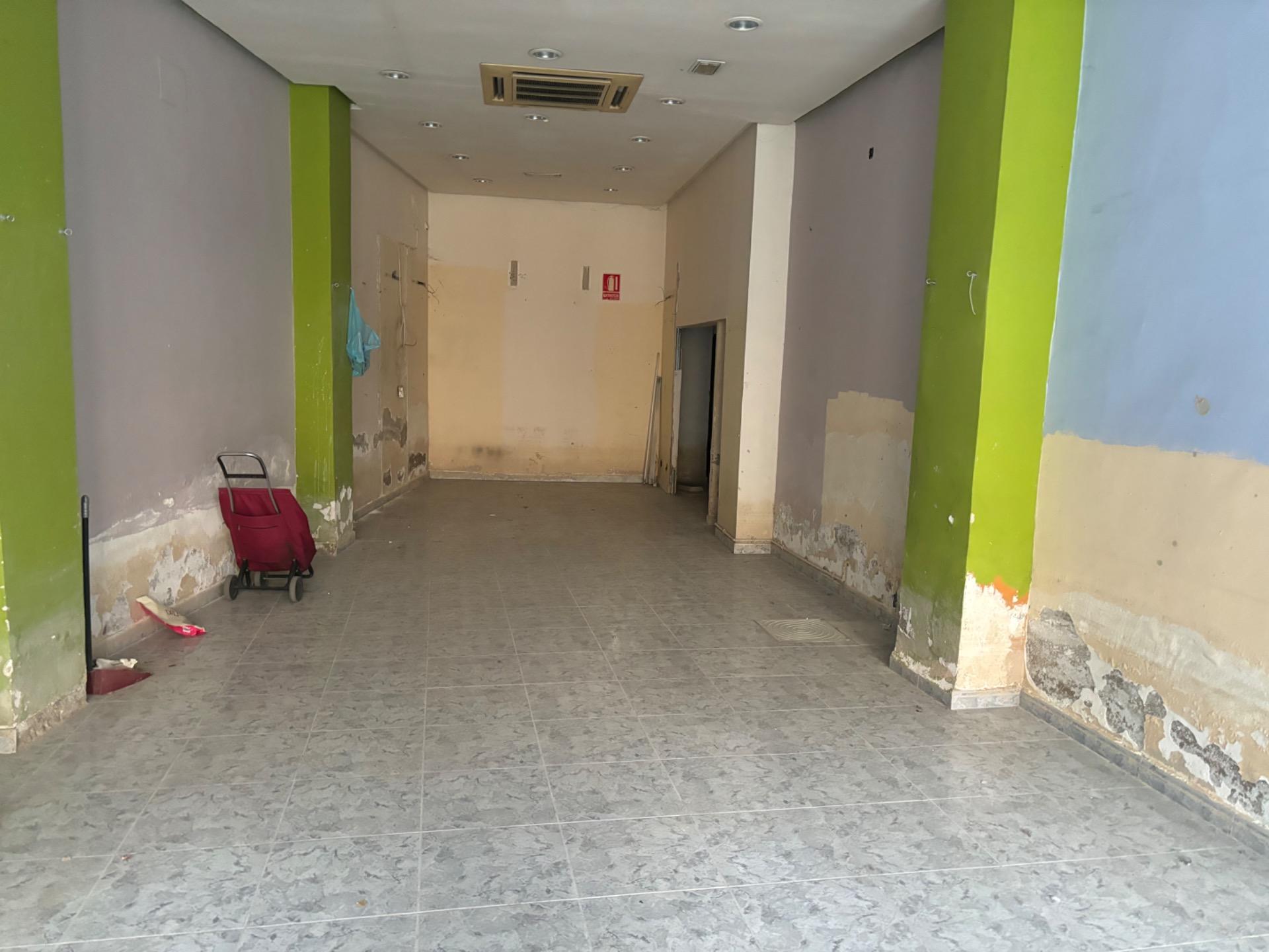 Commercial premises for sale of 100 meters located in a privileged area of Orihuela city