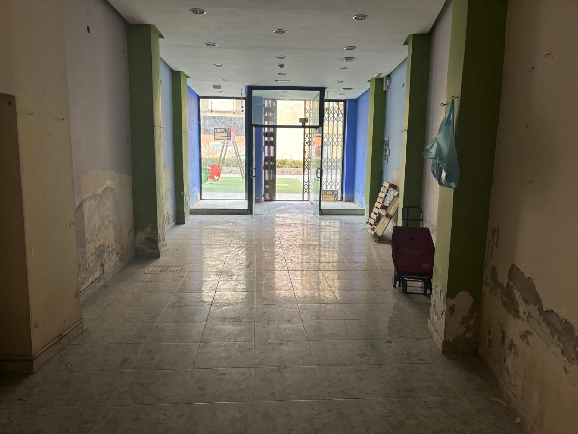Commercial premises for sale of 100 meters located in a privileged area of Orihuela city