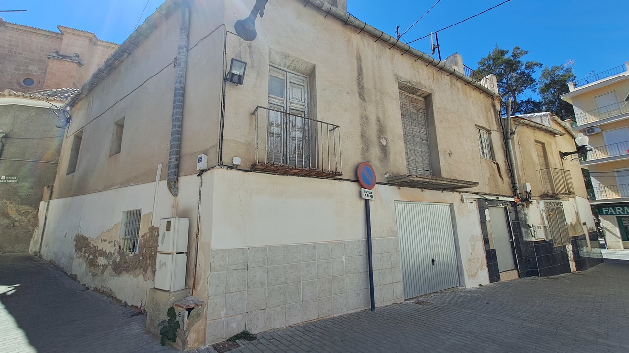 We present this building with charm in Orihuela city