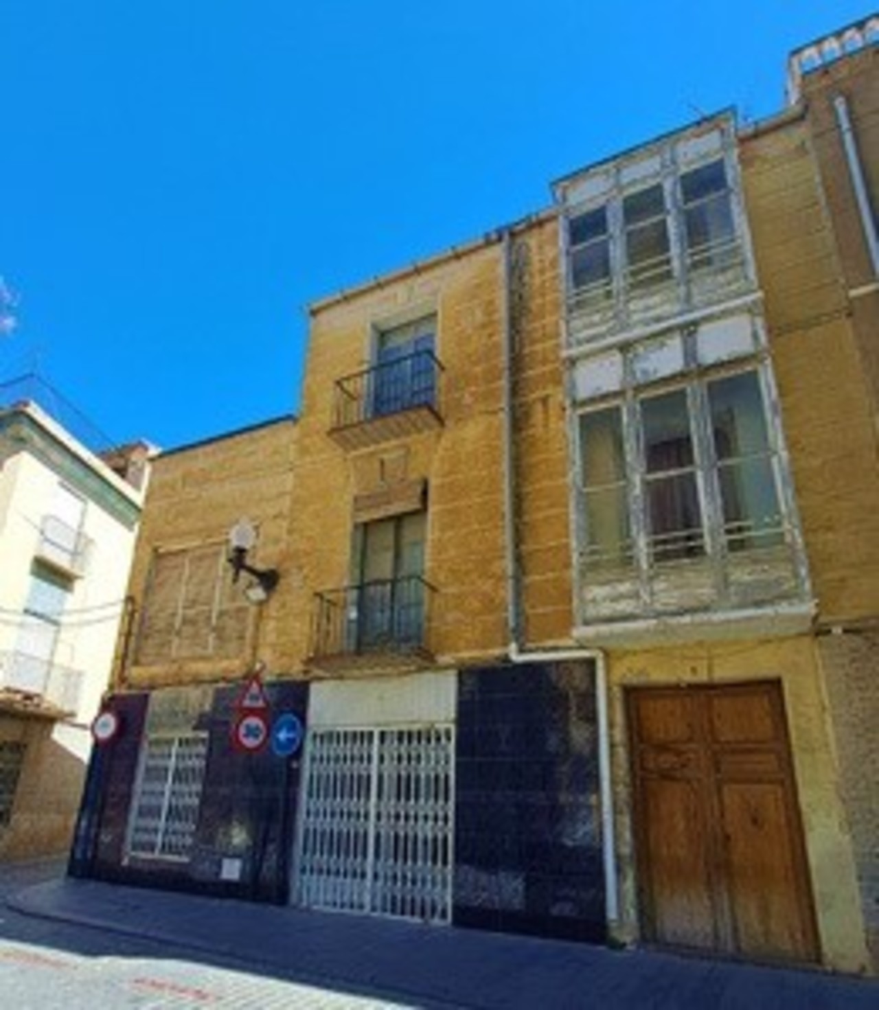 We present this building with charm in Orihuela city