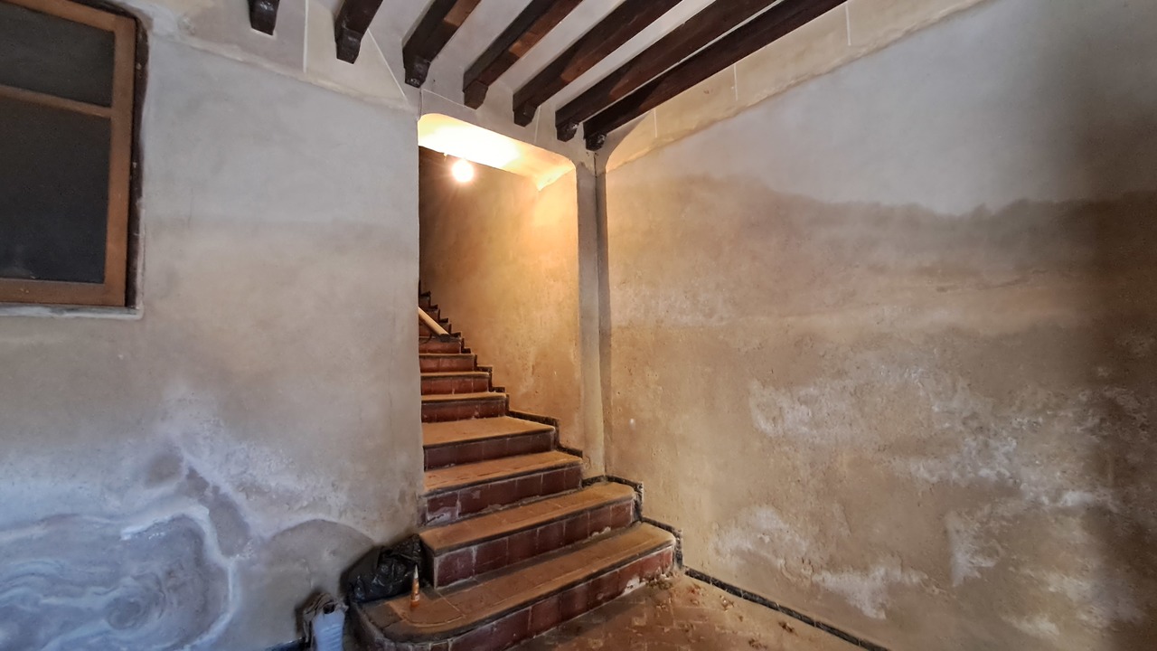 We present this building with charm in Orihuela city
