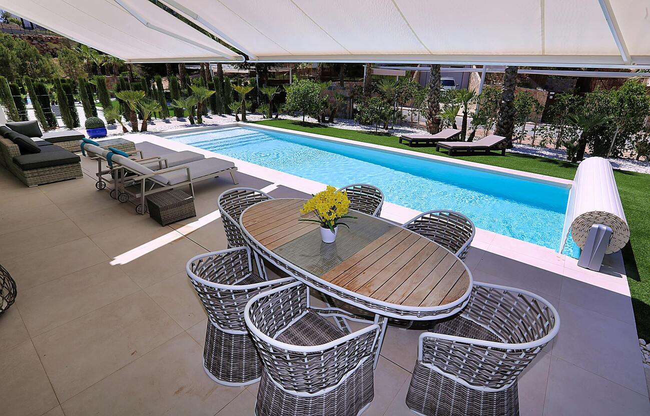 Master bedroom in villa for sale in Orihuela