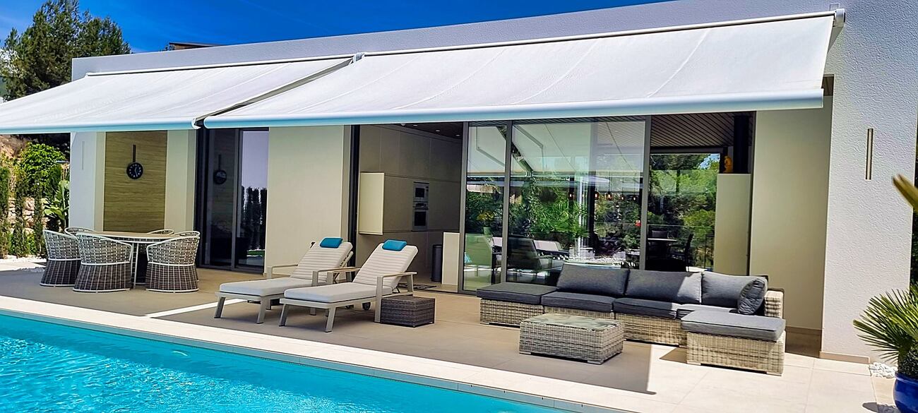 Pool area in villa for sale in Orihuela