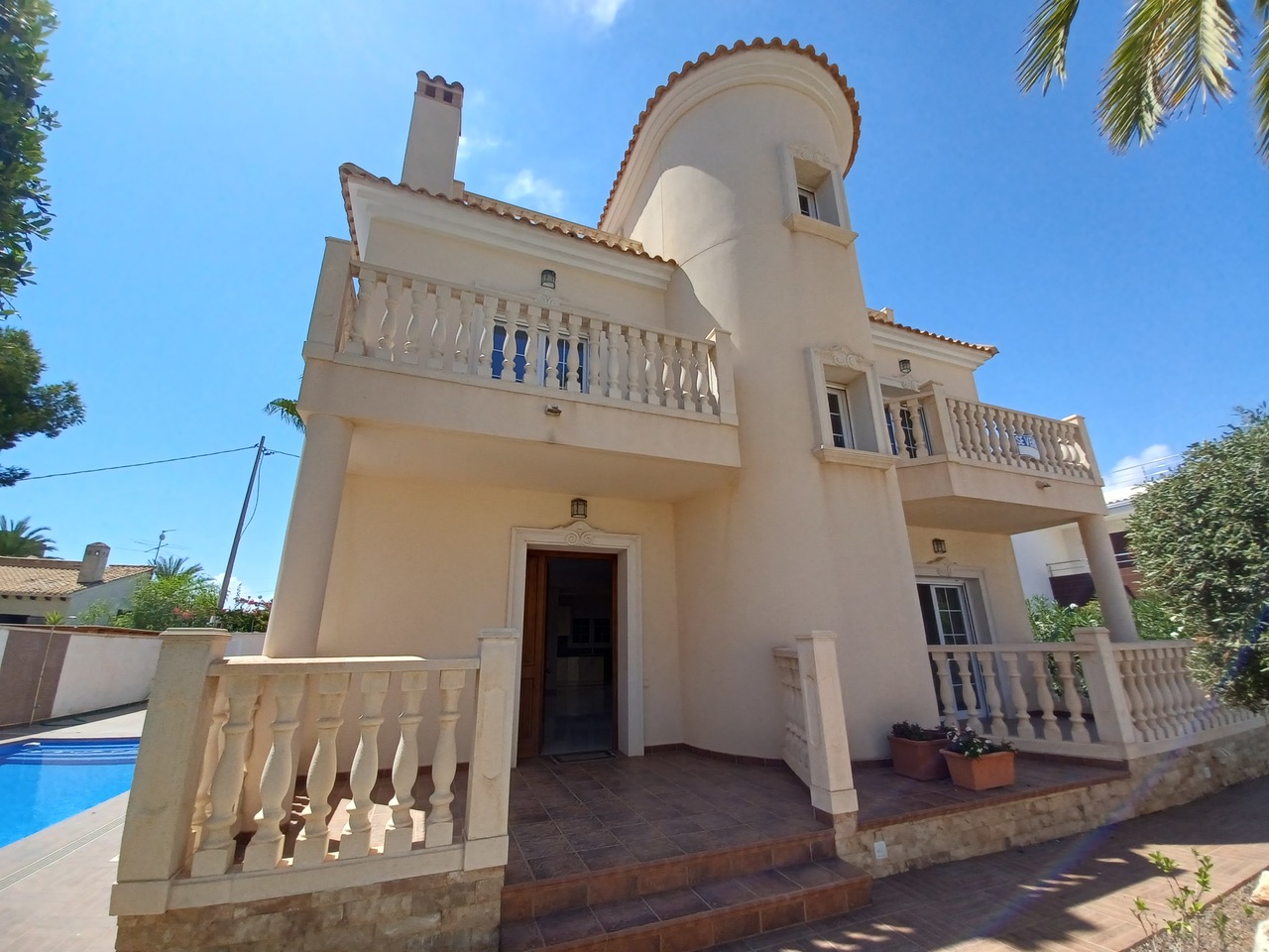 Dining area in villa for sale in Cabo Roig
