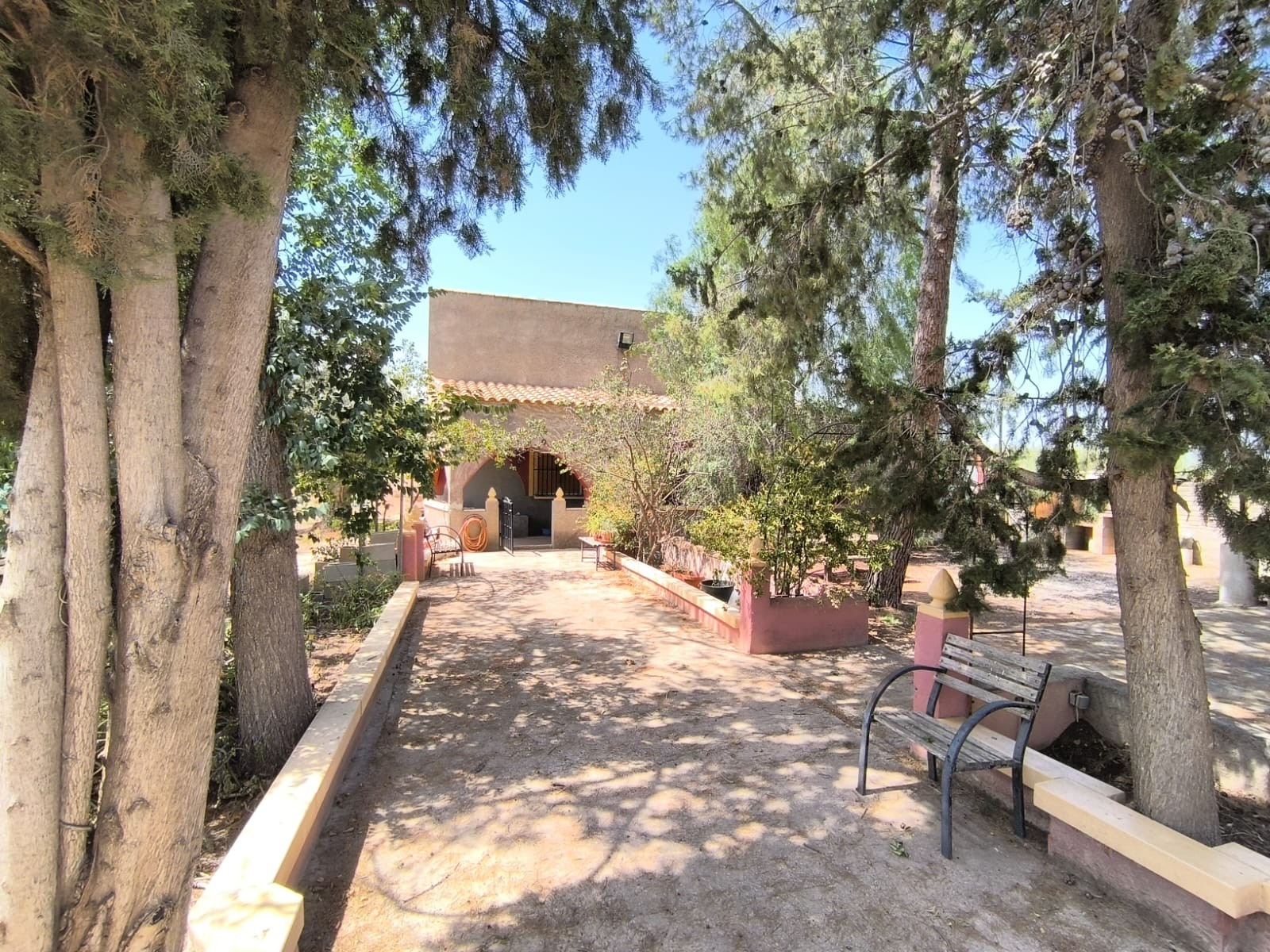 Spacious villa of 283 m² with two floors set in the centre of a 7,096 m² fenced plot in walking dist