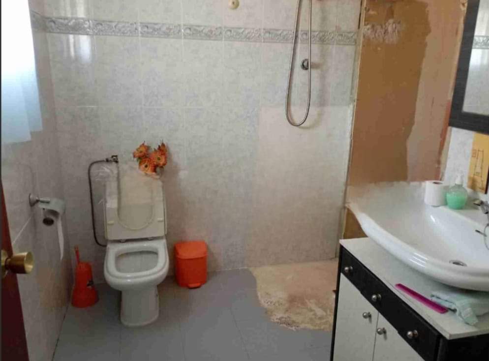 Bathroom in villa for sale in Jumilla