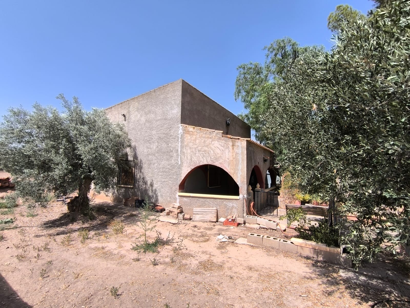 Spacious villa of 283 m² with two floors set in the centre of a 7,096 m² fenced plot in walking dist