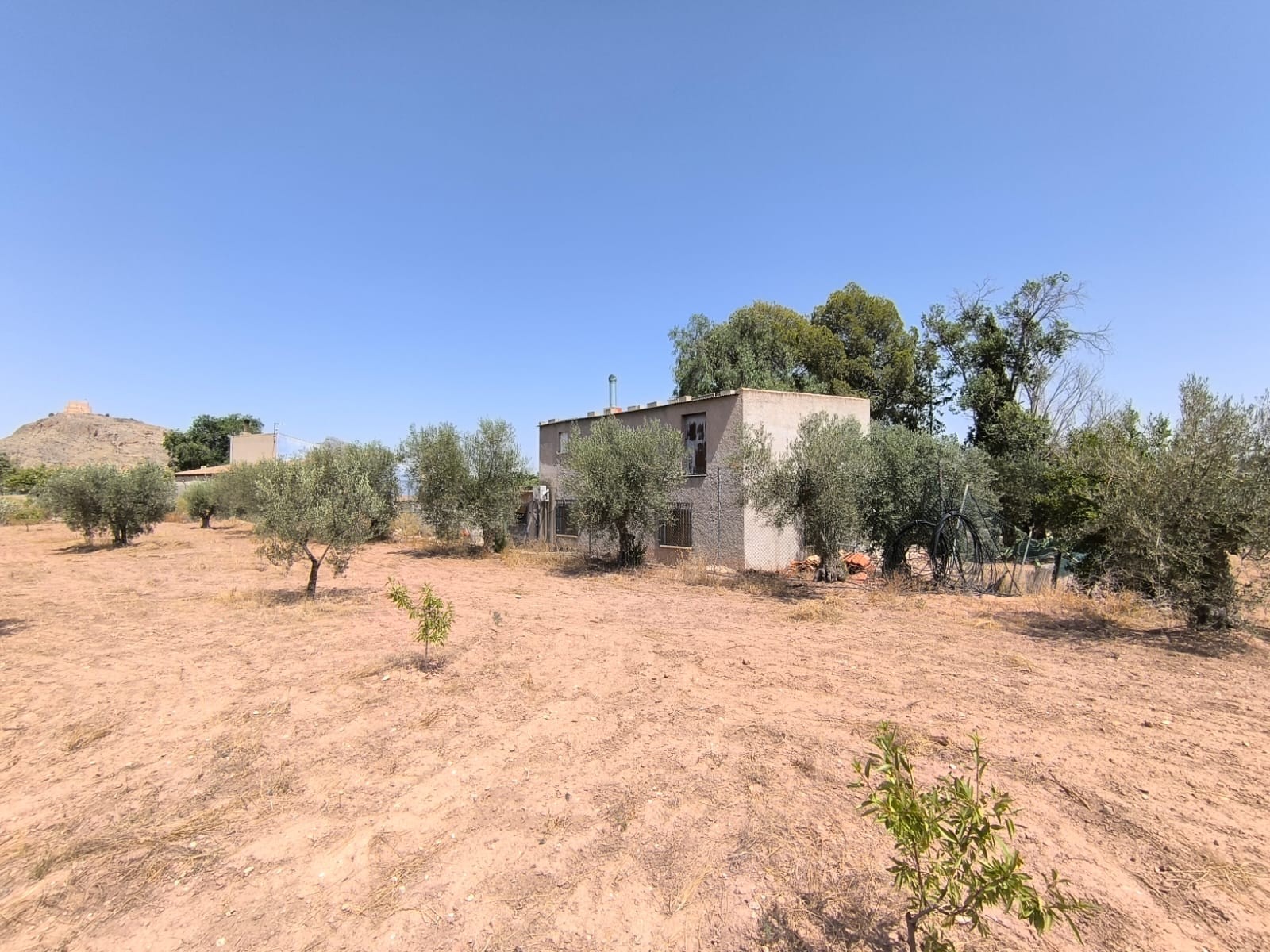 Spacious villa of 283 m² with two floors set in the centre of a 7,096 m² fenced plot in walking dist