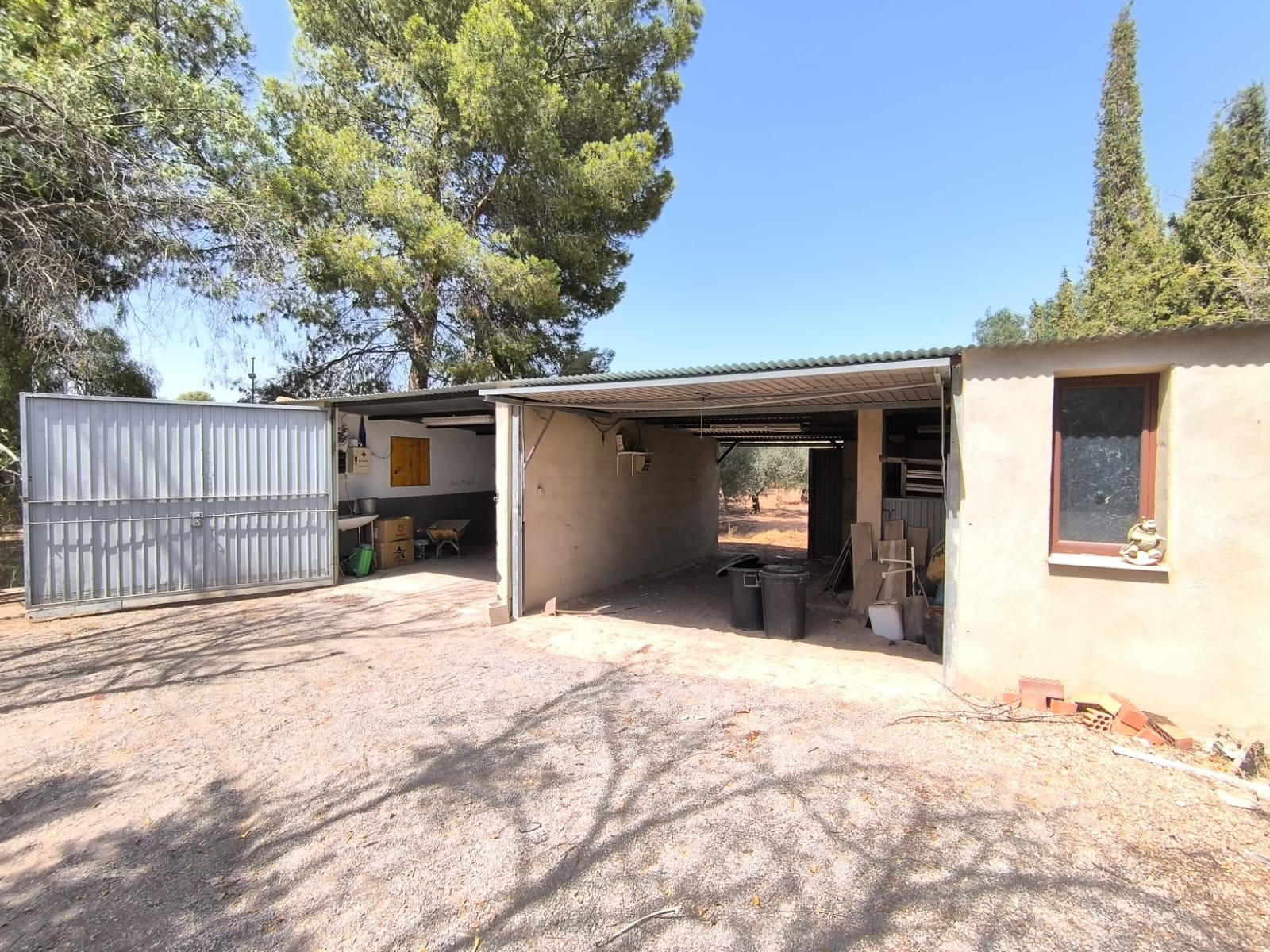 Spacious villa of 283 m² with two floors set in the centre of a 7,096 m² fenced plot in walking dist