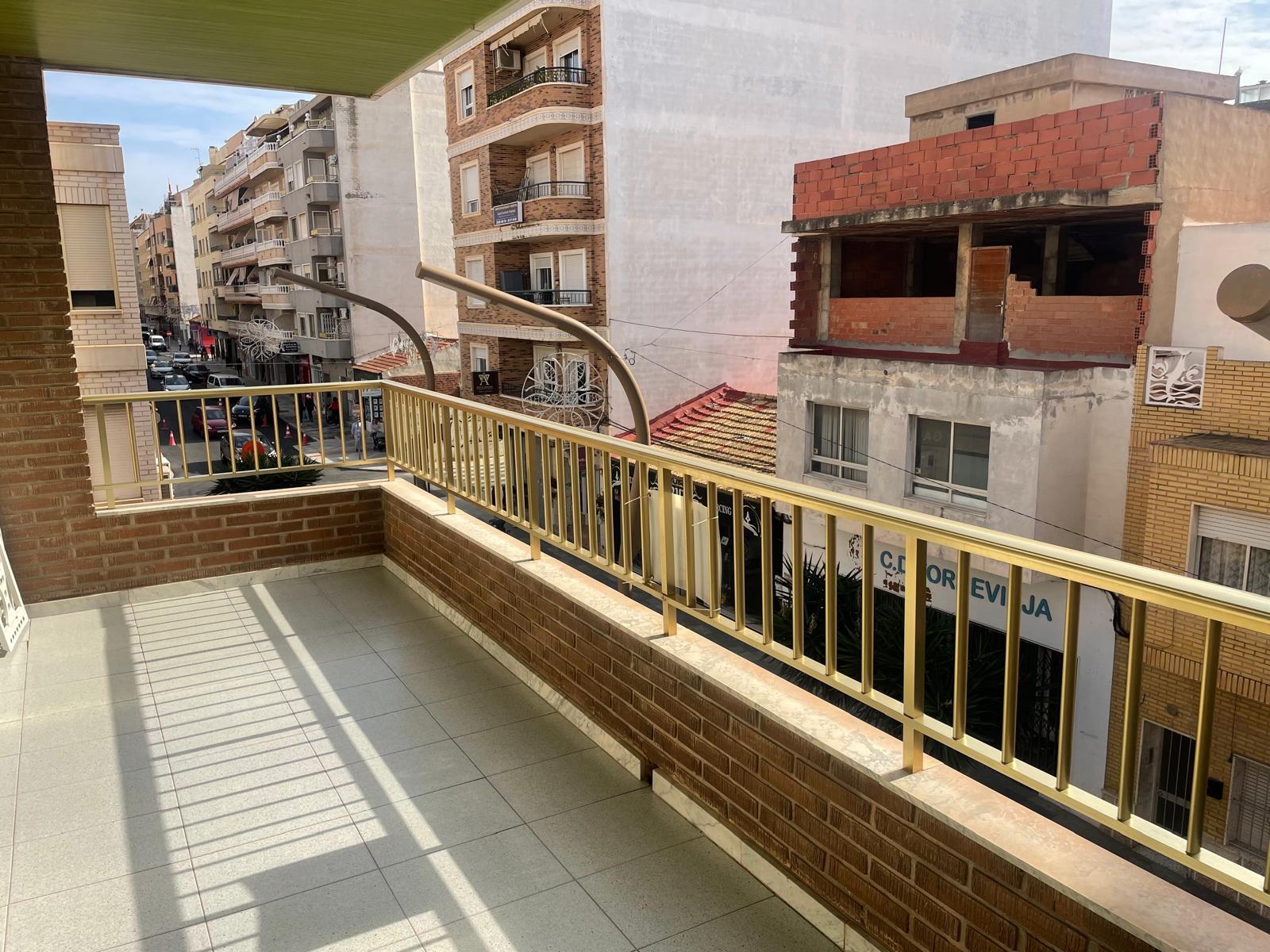 We are happy to present this spacious apartment in a very good area of Torrevieja and less than 50