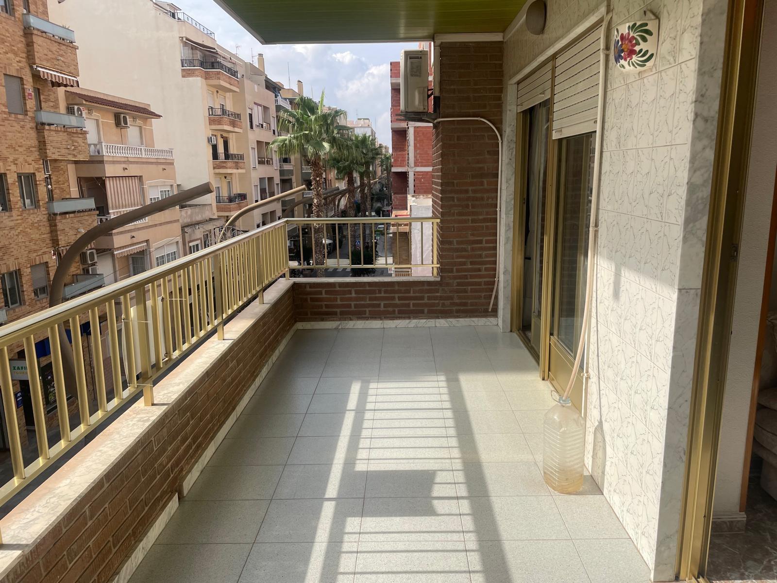 We are happy to present this spacious apartment in a very good area of Torrevieja and less than 50