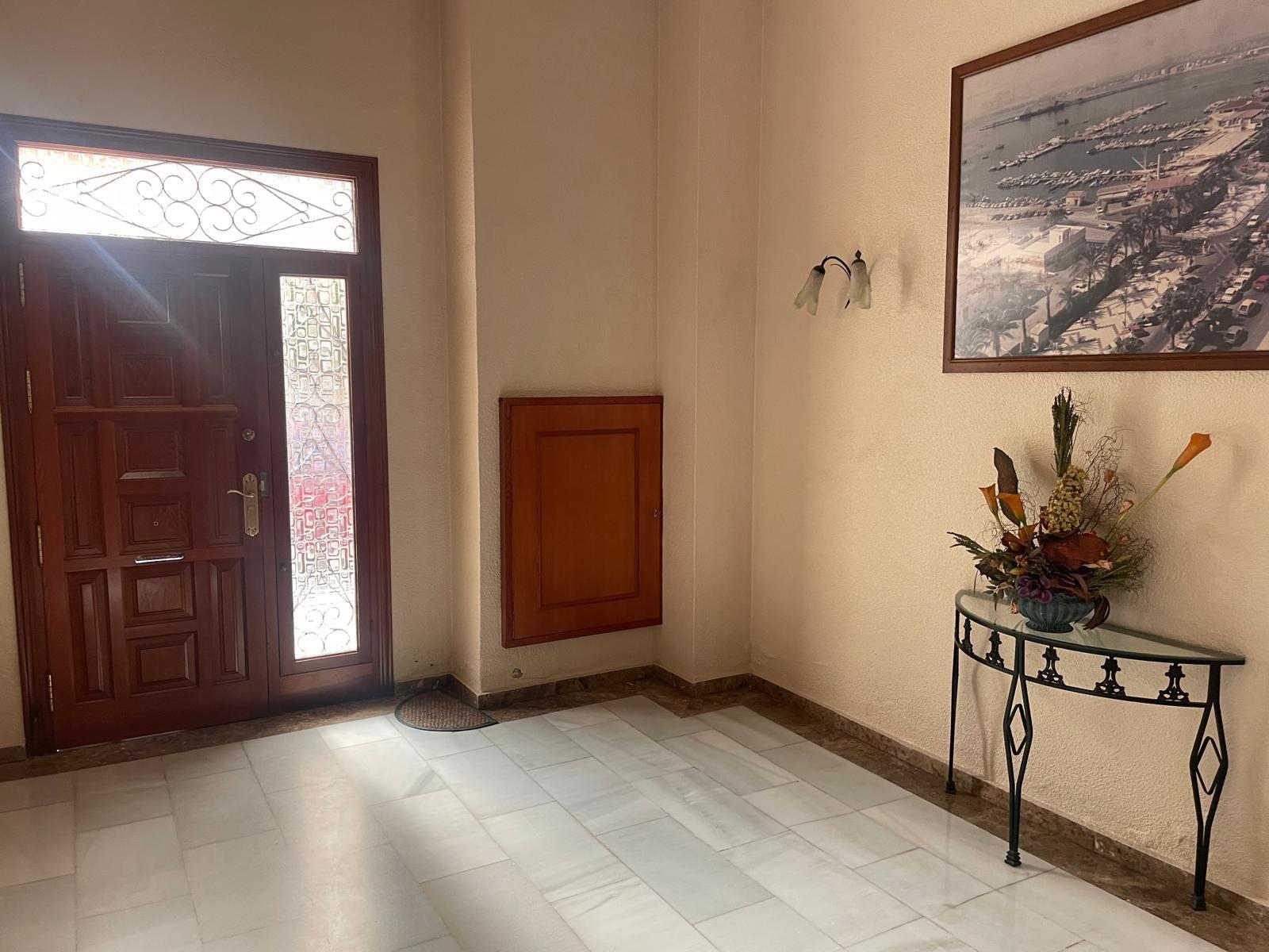 We are happy to present this spacious apartment in a very good area of Torrevieja and less than 50